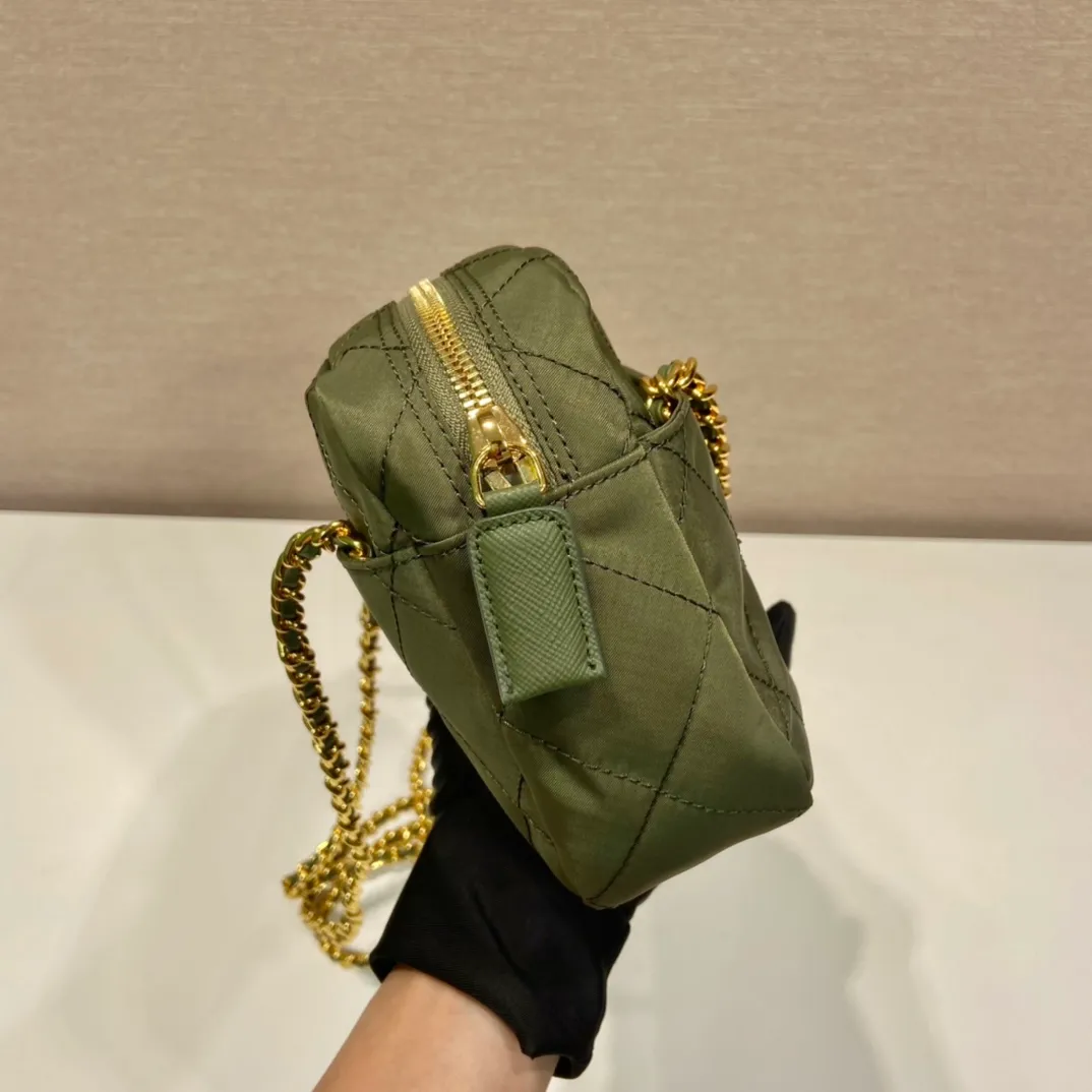 💰1020🎉Middle-aged cross-body bag🎉1BD632🎉🎉 This Vintage middle-aged chain diamond hobo bag has a great design👏👏 Purely handmade nylon rhombus design, can be worn on one shoulder, across the body, or carried on the street. The imported black gold chain is really the eternal theme of vintage😘😘It is simple and elegant, and the capacity is very large👍The upper body is particularly trendy, versatile and fashionable. No matter casual or formal, they all have a stable temperament. Hurry up and get it🙊I love this second-hand hobo bag😘😘Length 19xHeight 14xCloth 6cm🎉