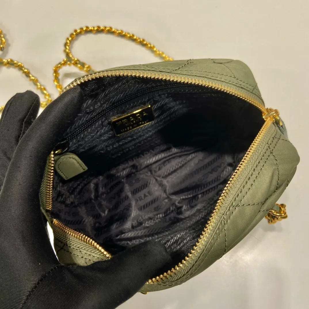 💰1020🎉Middle-aged cross-body bag🎉1BD632🎉🎉 This Vintage middle-aged chain diamond hobo bag has a great design👏👏 Purely handmade nylon rhombus design, can be worn on one shoulder, across the body, or carried on the street. The imported black gold chain is really the eternal theme of vintage😘😘It is simple and elegant, and the capacity is very large👍The upper body is particularly trendy, versatile and fashionable. No matter casual or formal, they all have a stable temperament. Hurry up and get it🙊I love this second-hand hobo bag😘😘Length 19xHeight 14xCloth 6cm🎉