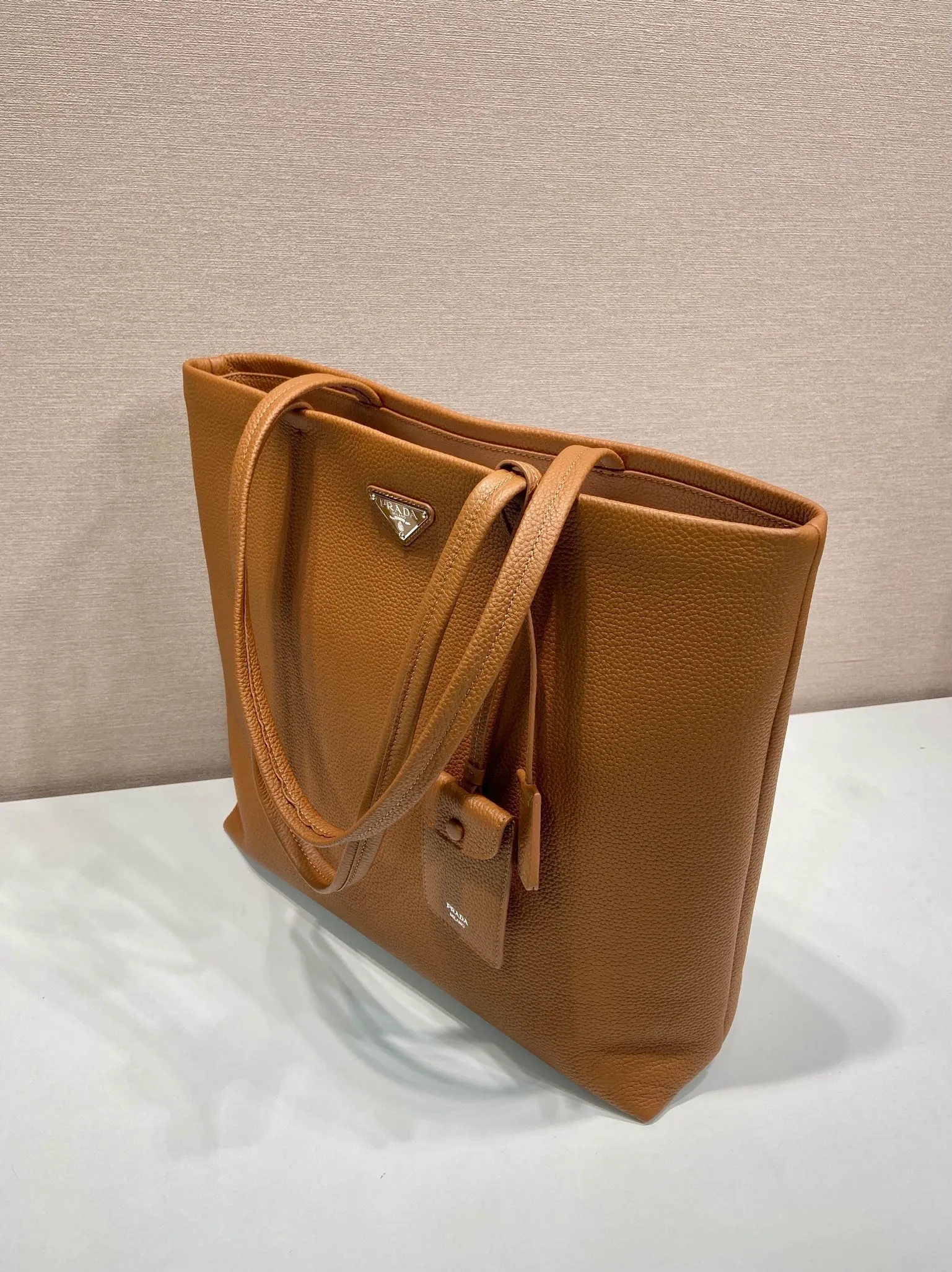 💰1780🎉New Tote Bag🎉2VG130 Men's Style🎉🎉 This tote leather tote bag has a simple silhouette, versatile style, spacious space, and is embellished with a unique enameled triangle metal logo. Made of imported deerskin pattern, detachable leather name tag and keychain, internal zipper pocket, recycled nylon logo printed lining, the tote bag that men have been longing for has finally arrived, hurry up and get it🎉🎉 Length 38x Height 37x Bottom 12cm🎉🎉🎉💰💰💰