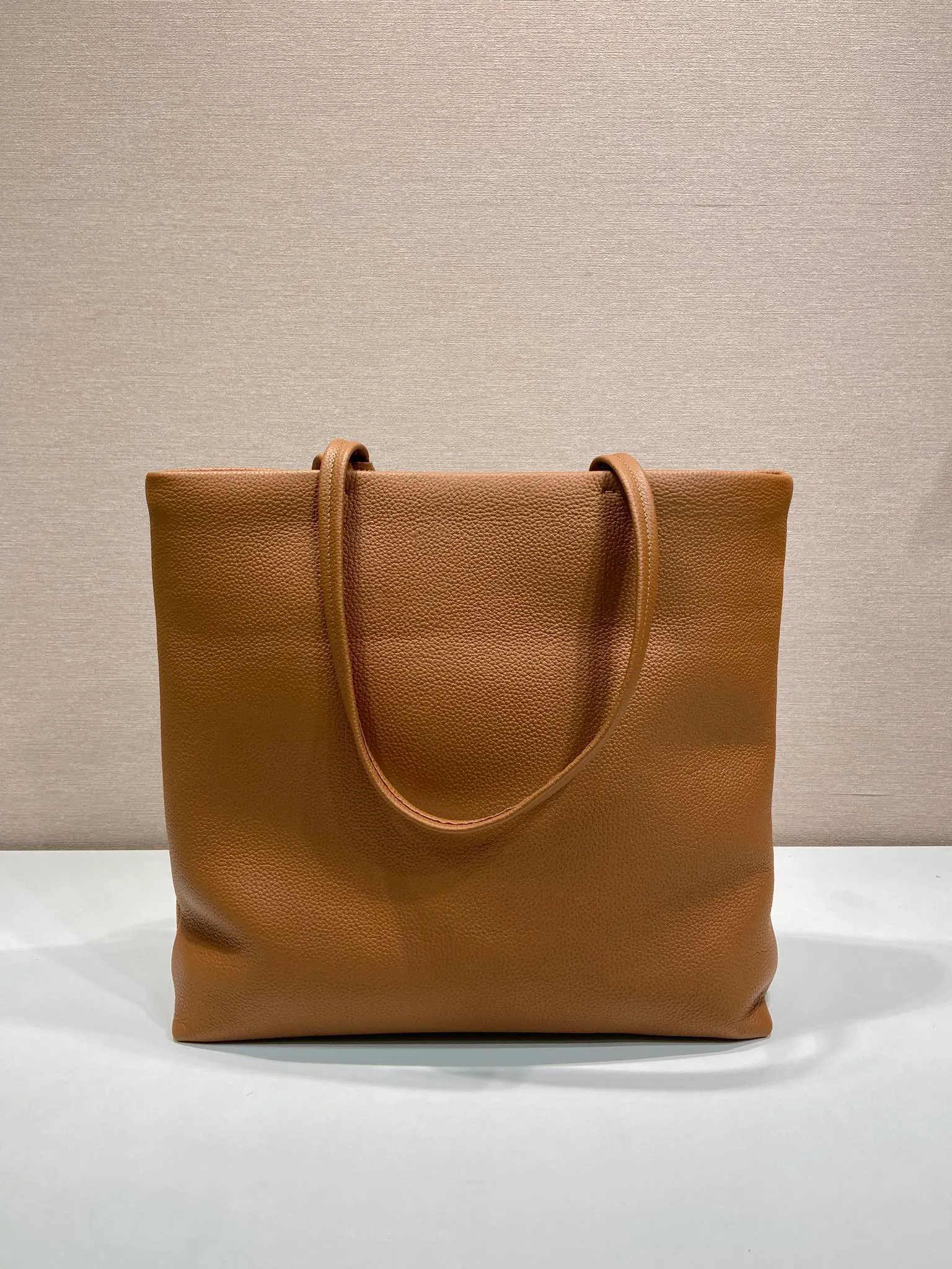 💰1780🎉New Tote Bag🎉2VG130 Men's Style🎉🎉 This tote leather tote bag has a simple silhouette, versatile style, spacious space, and is embellished with a unique enameled triangle metal logo. Made of imported deerskin pattern, detachable leather name tag and keychain, internal zipper pocket, recycled nylon logo printed lining, the tote bag that men have been longing for has finally arrived, hurry up and get it🎉🎉 Length 38x Height 37x Bottom 12cm🎉🎉🎉💰💰💰