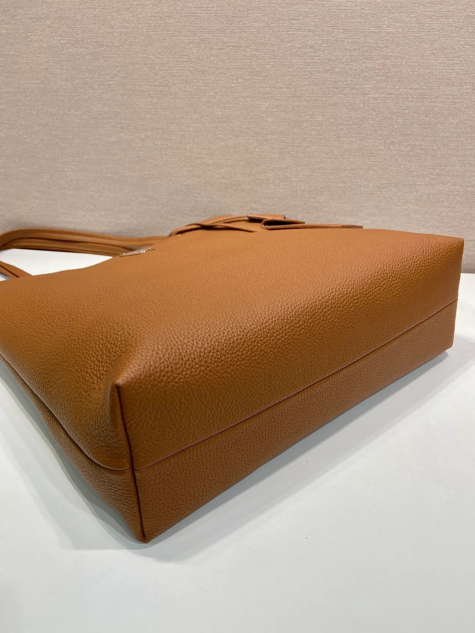 💰1780🎉New Tote Bag🎉2VG130 Men's Style🎉🎉 This tote leather tote bag has a simple silhouette, versatile style, spacious space, and is embellished with a unique enameled triangle metal logo. Made of imported deerskin pattern, detachable leather name tag and keychain, internal zipper pocket, recycled nylon logo printed lining, the tote bag that men have been longing for has finally arrived, hurry up and get it🎉🎉 Length 38x Height 37x Bottom 12cm🎉🎉🎉💰💰💰