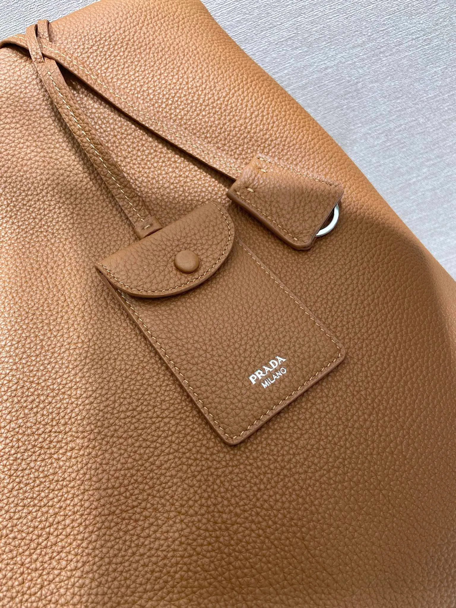 💰1780🎉New Tote Bag🎉2VG130 Men's Style🎉🎉 This tote leather tote bag has a simple silhouette, versatile style, spacious space, and is embellished with a unique enameled triangle metal logo. Made of imported deerskin pattern, detachable leather name tag and keychain, internal zipper pocket, recycled nylon logo printed lining, the tote bag that men have been longing for has finally arrived, hurry up and get it🎉🎉 Length 38x Height 37x Bottom 12cm🎉🎉🎉💰💰💰