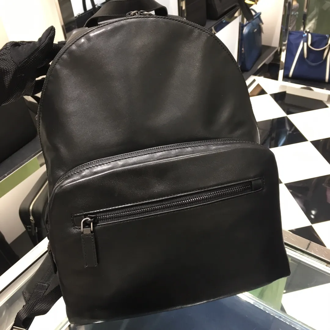 💰2300, the latest 2VZ066 shoulder bag🤙🤙original item - fully upgraded🤙🙊Made of imported calfskin, this sports style backpack is made of leather with gunmetal metal accessories and Logo inside and outside, multiple practical pockets inside, one of which is zippered, showing exquisiteness and fashion, men's favorite😘, 165 OEM code, length 40X height 29x bottom 17cm🤙🤙🤙💰💰