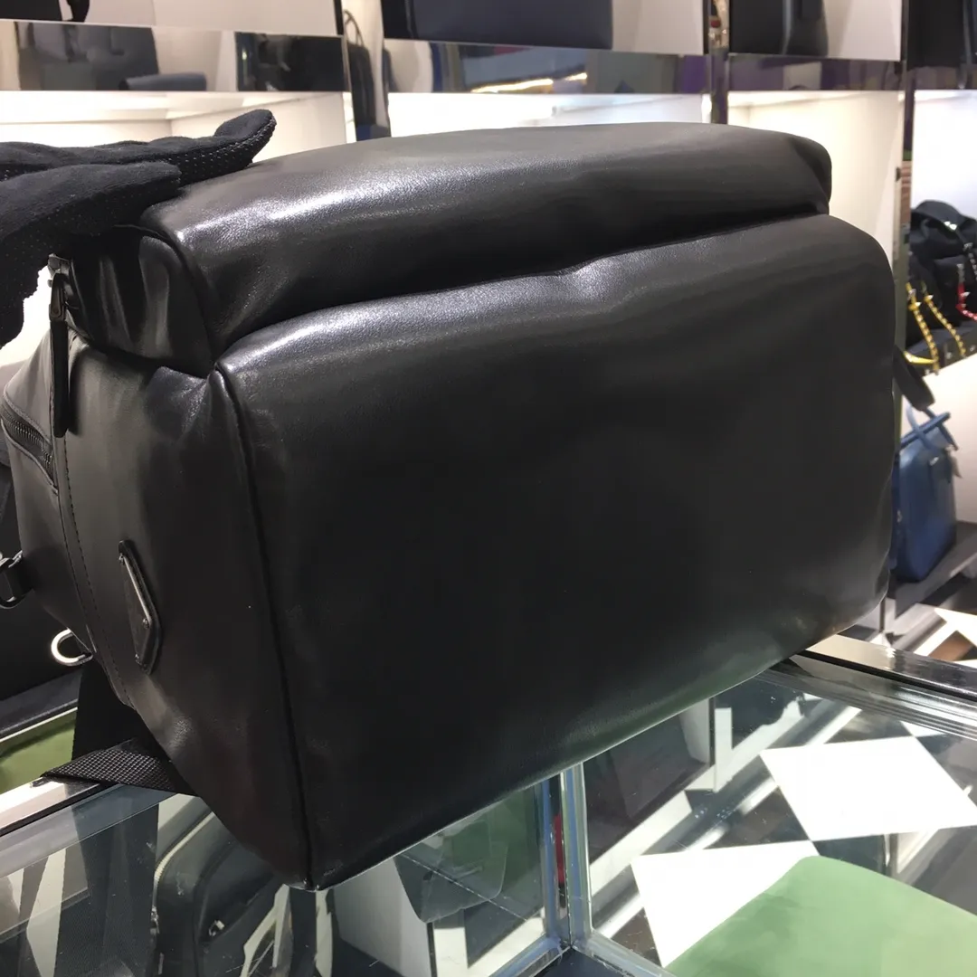 💰2300, the latest 2VZ066 shoulder bag🤙🤙original item - fully upgraded🤙🙊Made of imported calfskin, this sports style backpack is made of leather with gunmetal metal accessories and Logo inside and outside, multiple practical pockets inside, one of which is zippered, showing exquisiteness and fashion, men's favorite😘, 165 OEM code, length 40X height 29x bottom 17cm🤙🤙🤙💰💰
