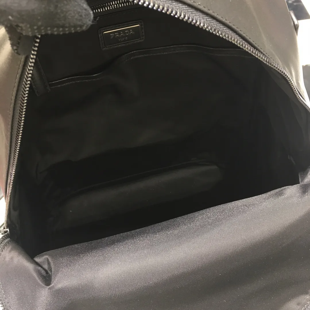 💰2300, the latest 2VZ066 shoulder bag🤙🤙original item - fully upgraded🤙🙊Made of imported calfskin, this sports style backpack is made of leather with gunmetal metal accessories and Logo inside and outside, multiple practical pockets inside, one of which is zippered, showing exquisiteness and fashion, men's favorite😘, 165 OEM code, length 40X height 29x bottom 17cm🤙🤙🤙💰💰