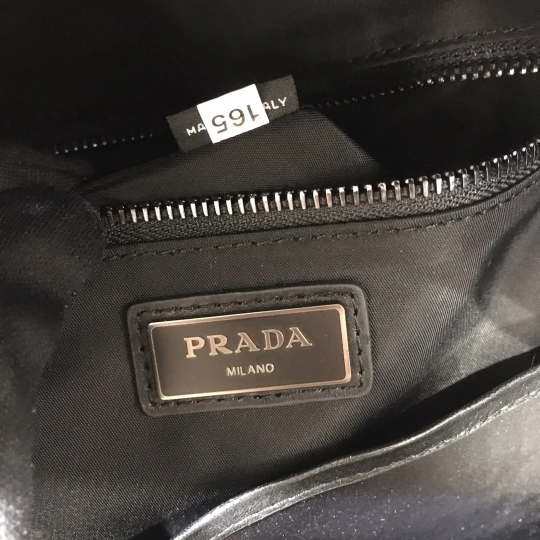💰2300, the latest 2VZ066 shoulder bag🤙🤙original item - fully upgraded🤙🙊Made of imported calfskin, this sports style backpack is made of leather with gunmetal metal accessories and Logo inside and outside, multiple practical pockets inside, one of which is zippered, showing exquisiteness and fashion, men's favorite😘, 165 OEM code, length 40X height 29x bottom 17cm🤙🤙🤙💰💰