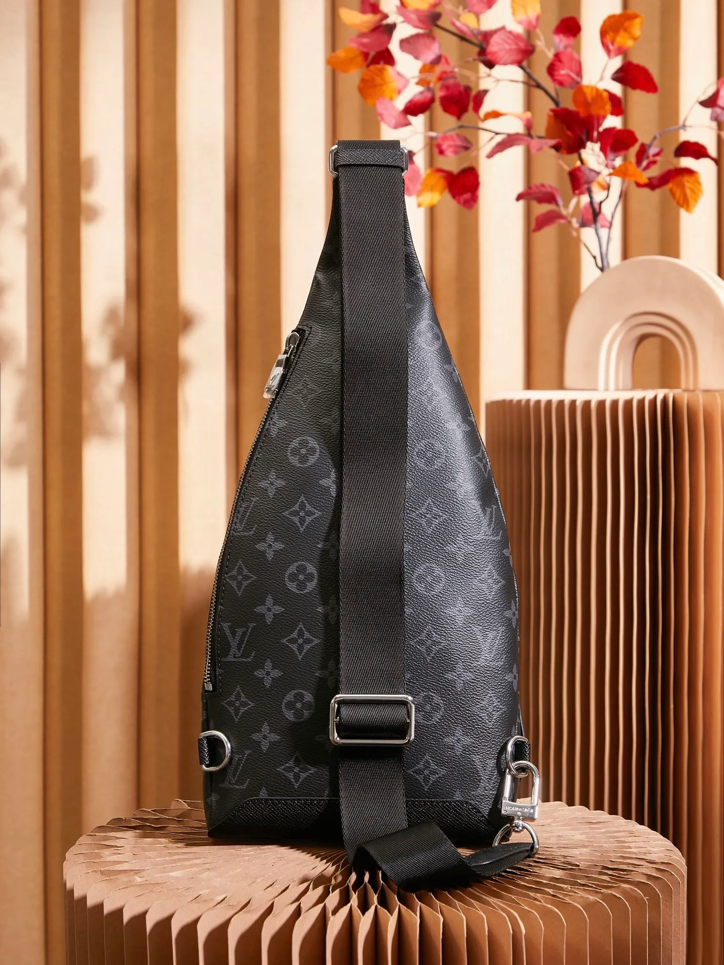 p¥740👉nfc dynamic chip version👈【Top inspection-free all-steel hardware】M30936 Black Flower Duo shoulder bag is made of Monogram canvas and Taïga cow leather. It is equipped with a detachable zipper bag and zipper side pocket for storing change or other needs. It interprets multiple trend concepts with a leisurely style and provides an alternative to traditional backpacks. Dimensions: 20 x 42 x 6 cm