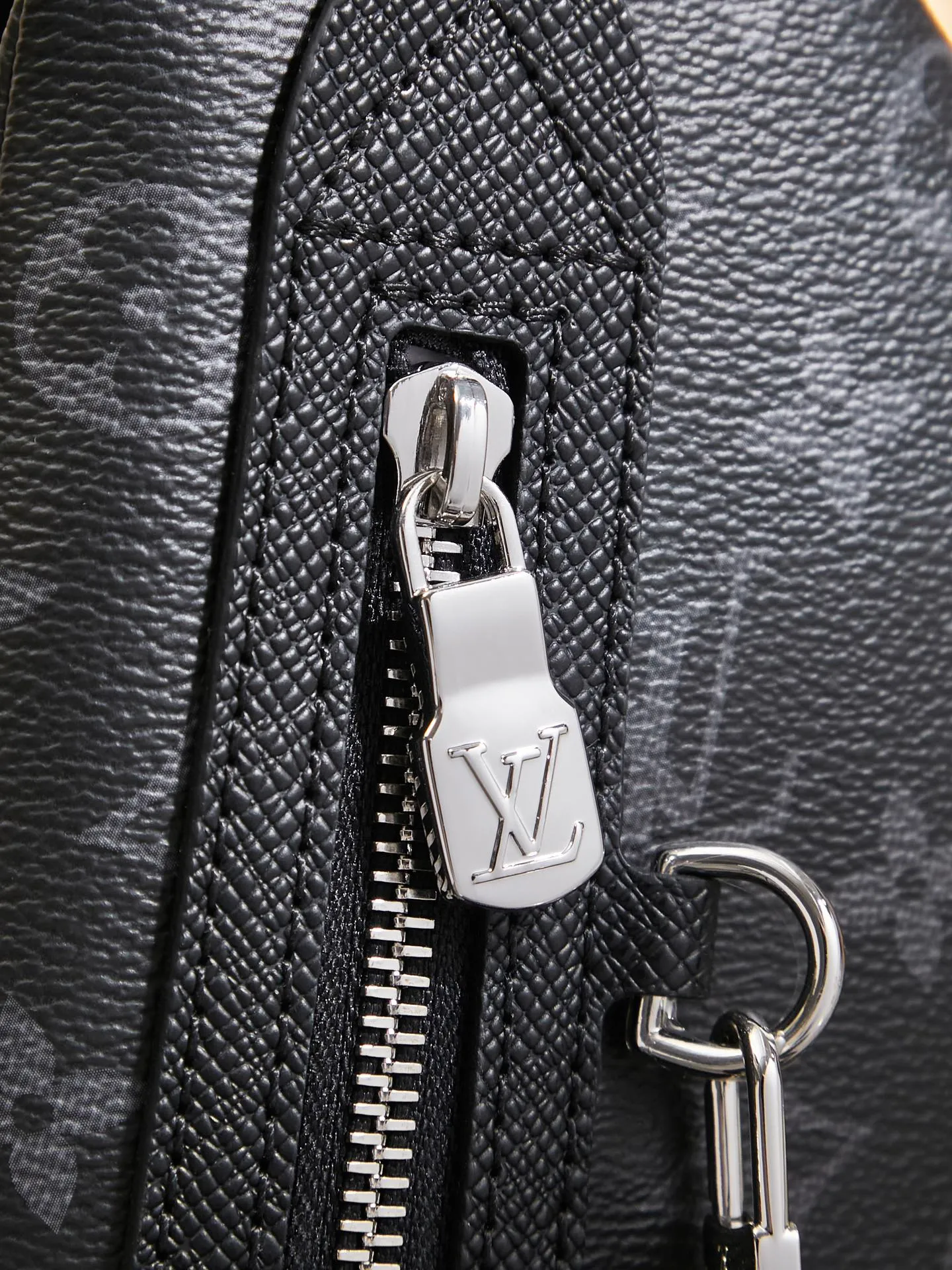 p¥740👉nfc dynamic chip version👈【Top inspection-free all-steel hardware】M30936 Black Flower Duo shoulder bag is made of Monogram canvas and Taïga cow leather. It is equipped with a detachable zipper bag and zipper side pocket for storing change or other needs. It interprets multiple trend concepts with a leisurely style and provides an alternative to traditional backpacks. Dimensions: 20 x 42 x 6 cm