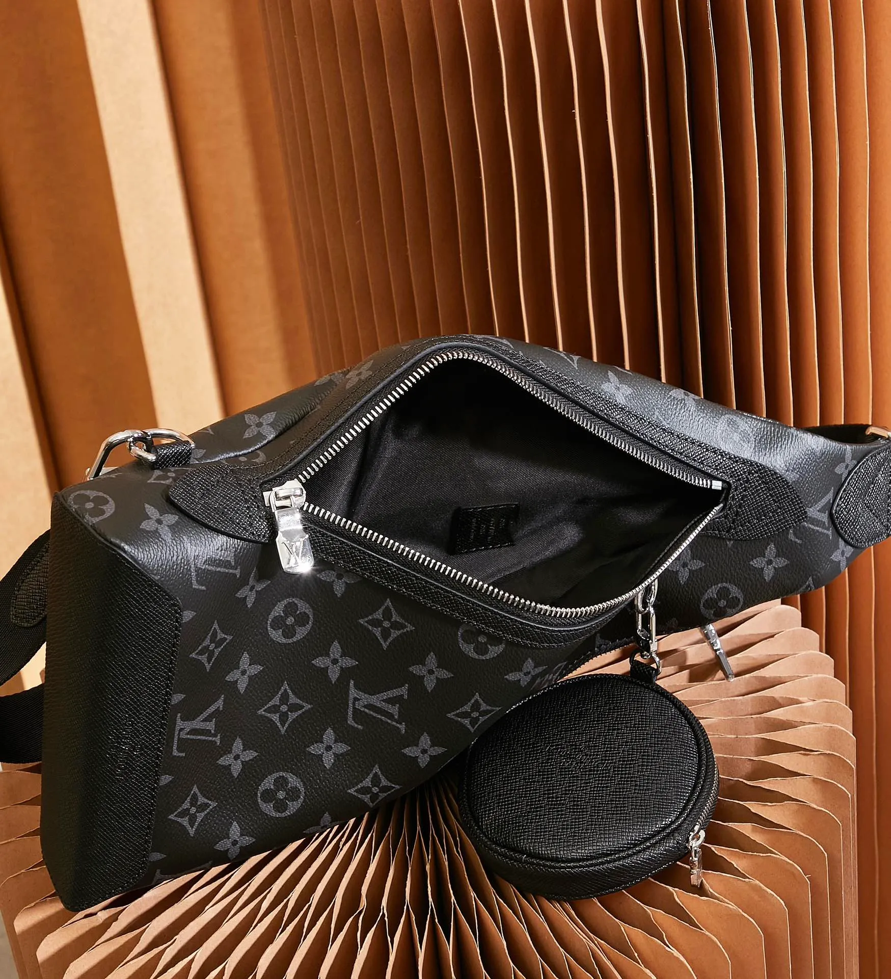 p¥740👉nfc dynamic chip version👈【Top inspection-free all-steel hardware】M30936 Black Flower Duo shoulder bag is made of Monogram canvas and Taïga cow leather. It is equipped with a detachable zipper bag and zipper side pocket for storing change or other needs. It interprets multiple trend concepts with a leisurely style and provides an alternative to traditional backpacks. Dimensions: 20 x 42 x 6 cm
