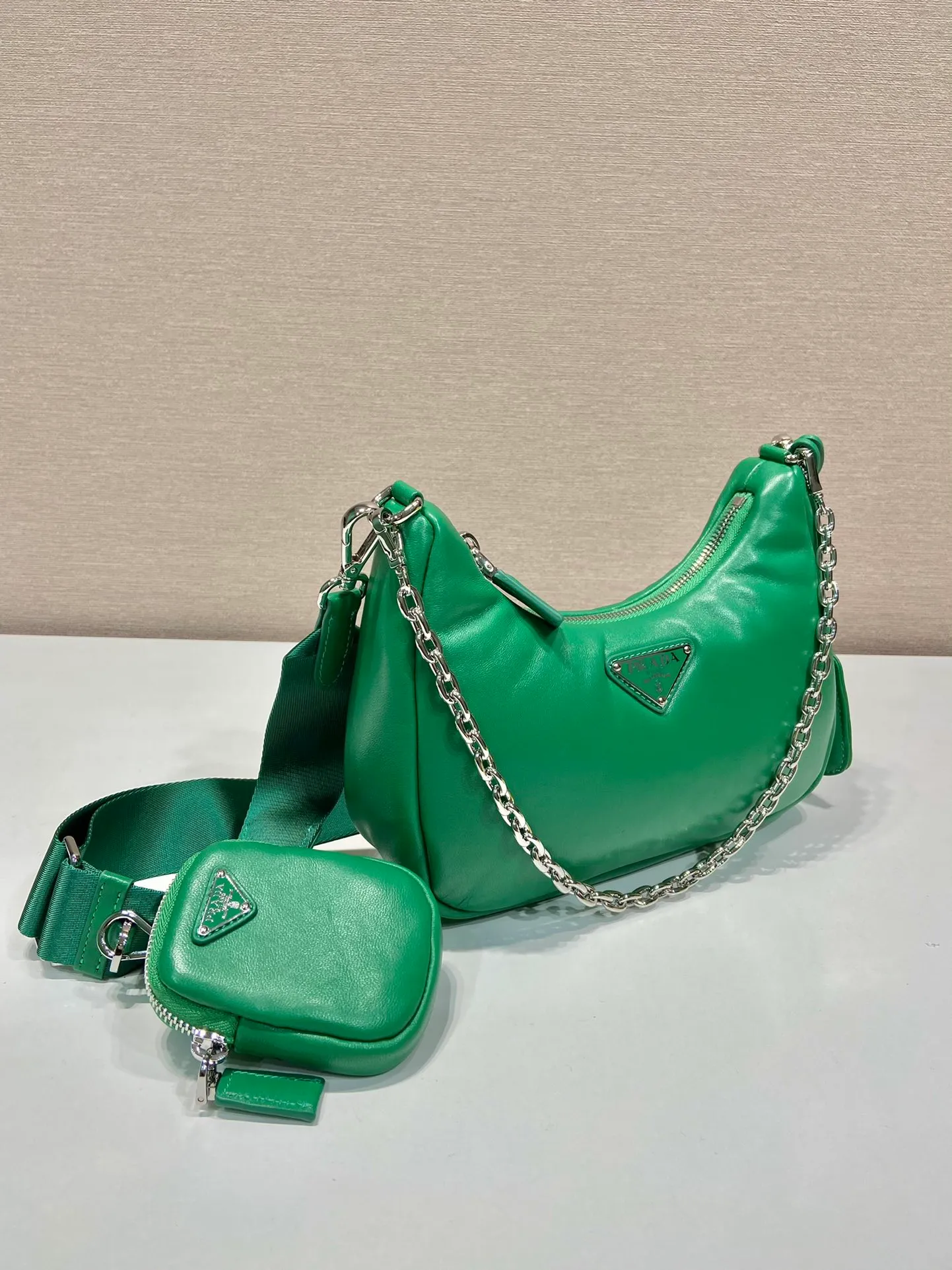 💰1520🎉Lambskin three-in-one🎉1BH204🎉🎉 This three-in-one padded shoulder bag is made of soft lambskin and has a simple silhouette. It is equipped with a detachable long nylon shoulder strap and velvet strips. It is a favorite small bag on the shoulder strap. So cute 😉 It feels very soft🎉, practical and casual, babies, hurry up and get it🎉🎉 Length 22x Height 18x ​​Bottom 6.5cm