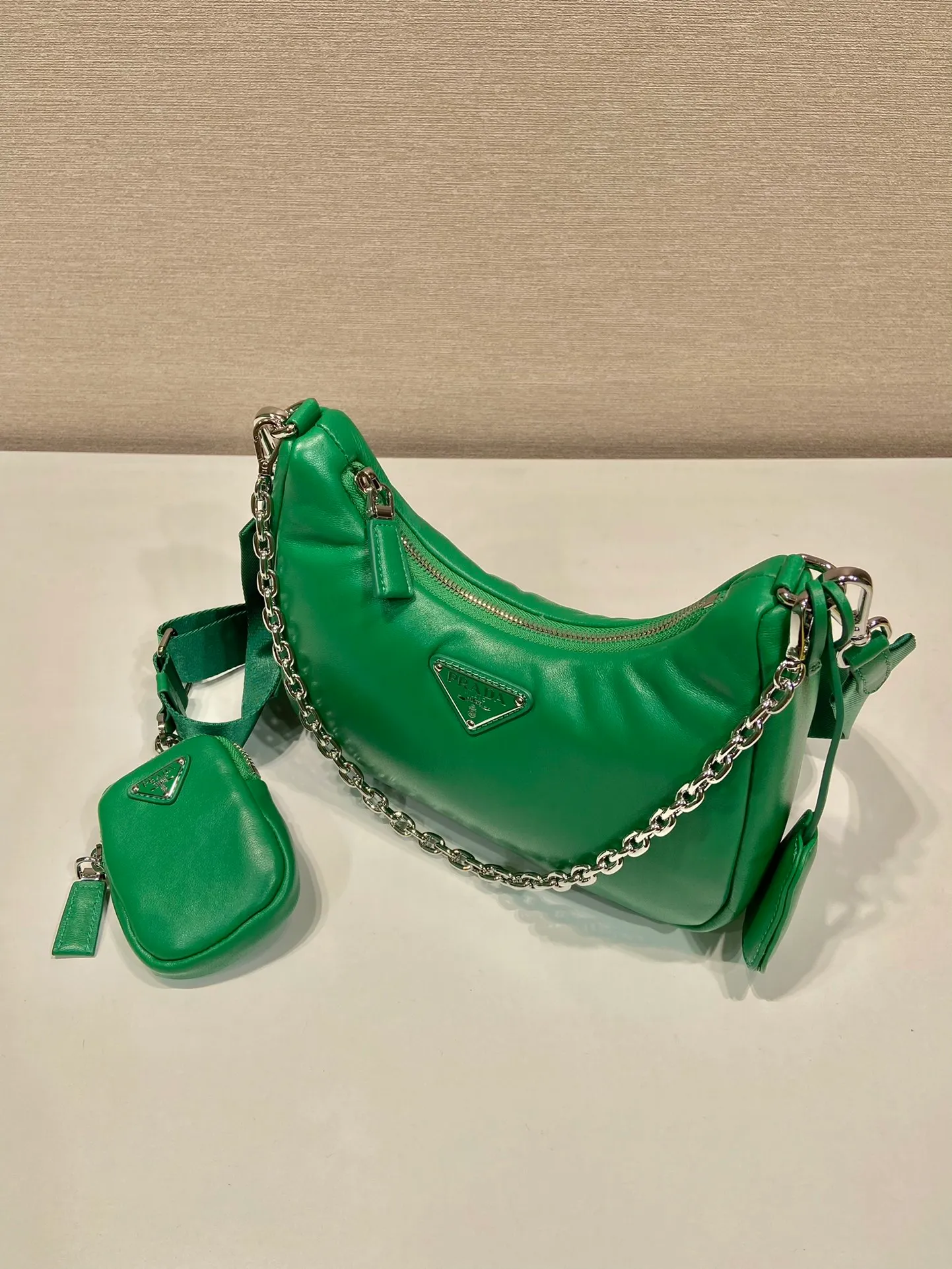 💰1520🎉Lambskin three-in-one🎉1BH204🎉🎉 This three-in-one padded shoulder bag is made of soft lambskin and has a simple silhouette. It is equipped with a detachable long nylon shoulder strap and velvet strips. It is a favorite small bag on the shoulder strap. So cute 😉 It feels very soft🎉, practical and casual, babies, hurry up and get it🎉🎉 Length 22x Height 18x ​​Bottom 6.5cm