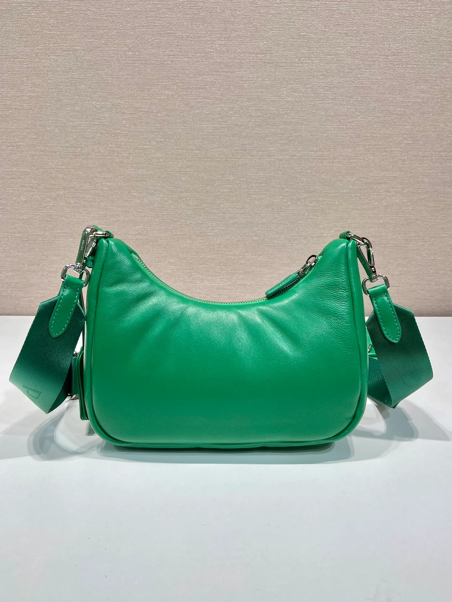 💰1520🎉Lambskin three-in-one🎉1BH204🎉🎉 This three-in-one padded shoulder bag is made of soft lambskin and has a simple silhouette. It is equipped with a detachable long nylon shoulder strap and velvet strips. It is a favorite small bag on the shoulder strap. So cute 😉 It feels very soft🎉, practical and casual, babies, hurry up and get it🎉🎉 Length 22x Height 18x ​​Bottom 6.5cm