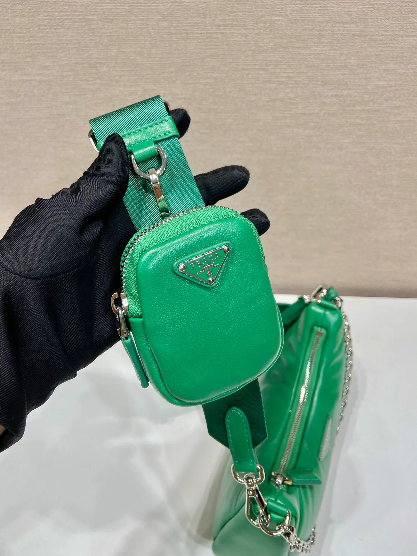 💰1520🎉Lambskin three-in-one🎉1BH204🎉🎉 This three-in-one padded shoulder bag is made of soft lambskin and has a simple silhouette. It is equipped with a detachable long nylon shoulder strap and velvet strips. It is a favorite small bag on the shoulder strap. So cute 😉 It feels very soft🎉, practical and casual, babies, hurry up and get it🎉🎉 Length 22x Height 18x ​​Bottom 6.5cm