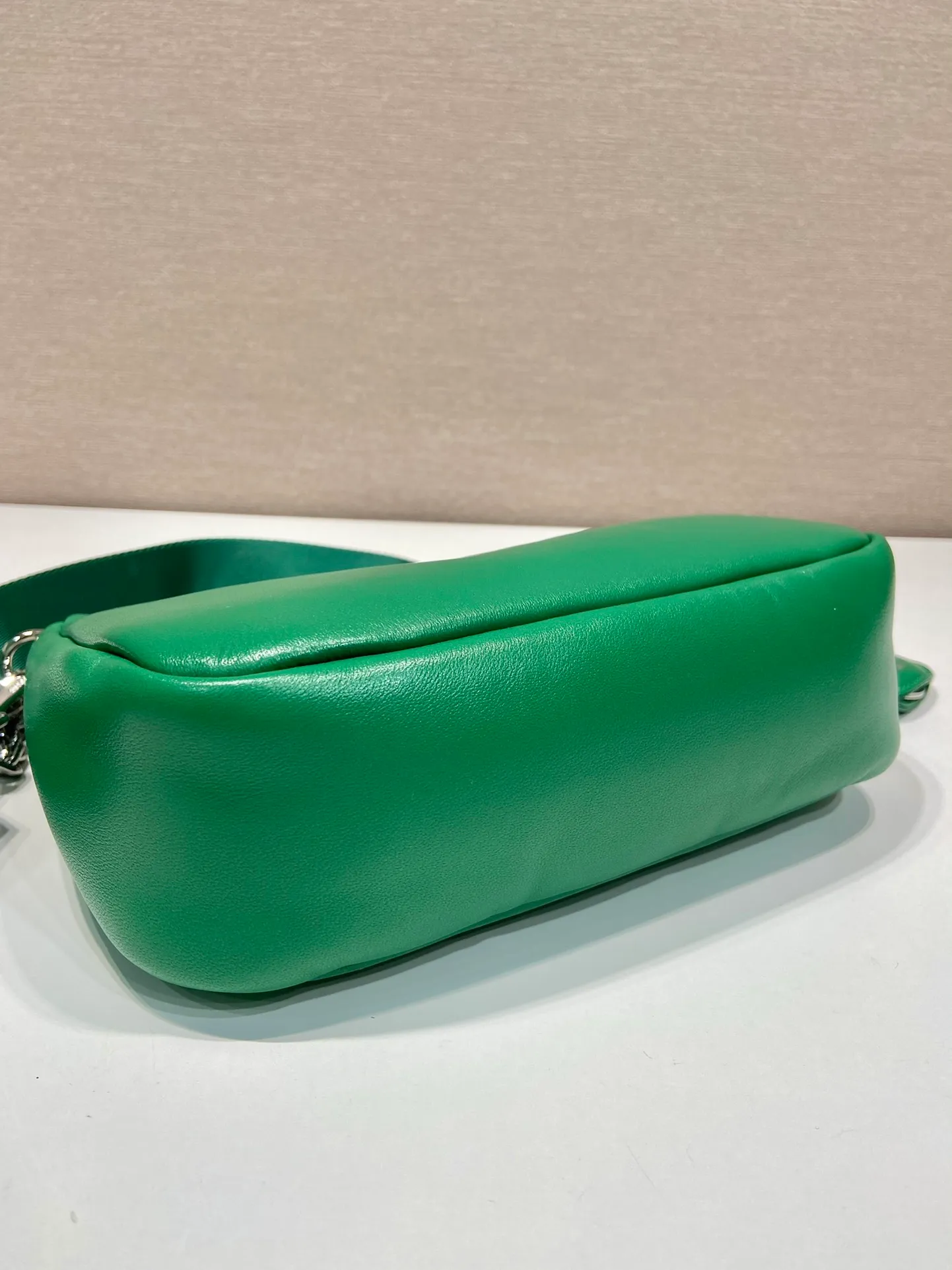 💰1520🎉Lambskin three-in-one🎉1BH204🎉🎉 This three-in-one padded shoulder bag is made of soft lambskin and has a simple silhouette. It is equipped with a detachable long nylon shoulder strap and velvet strips. It is a favorite small bag on the shoulder strap. So cute 😉 It feels very soft🎉, practical and casual, babies, hurry up and get it🎉🎉 Length 22x Height 18x ​​Bottom 6.5cm