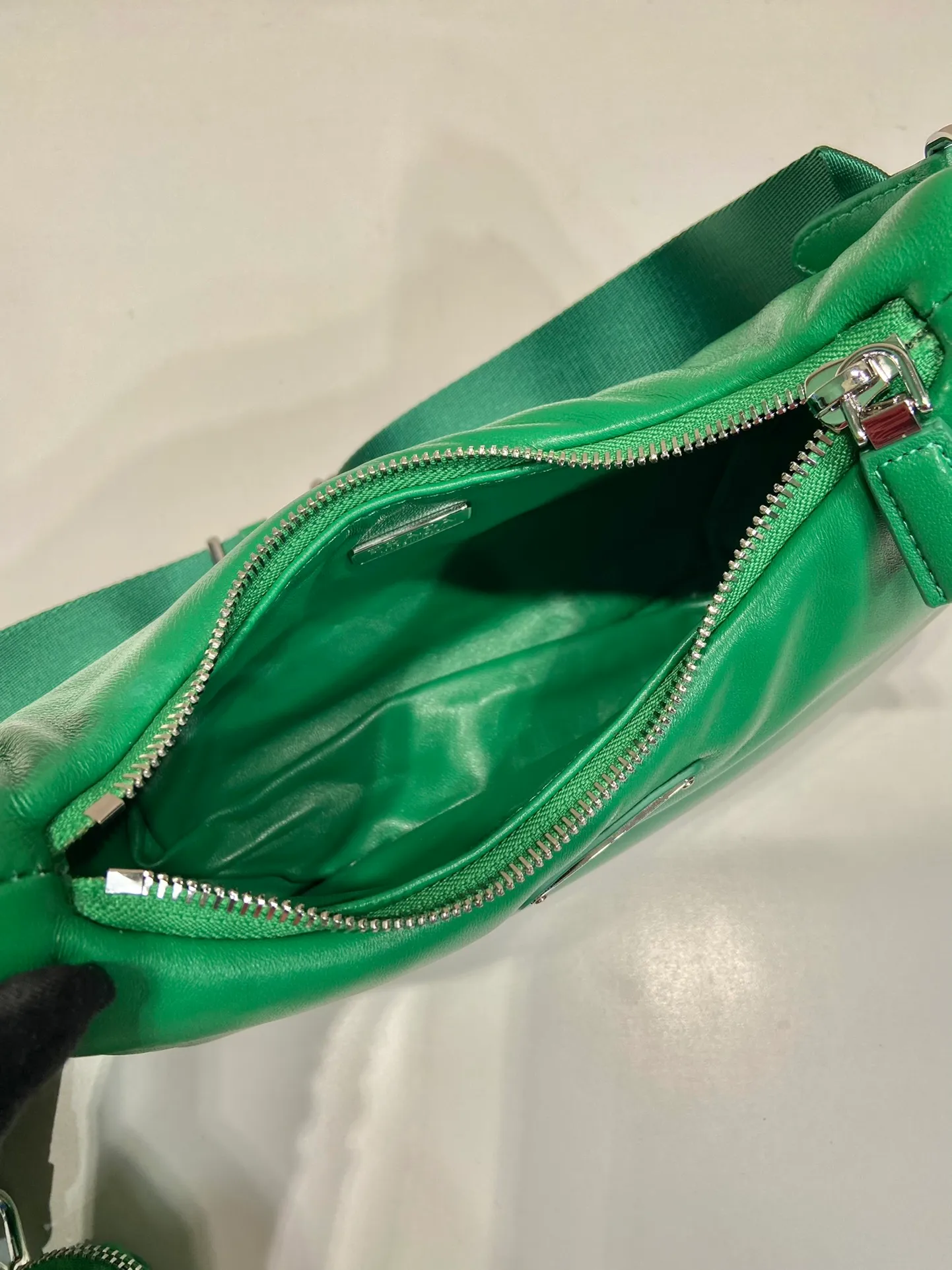 💰1520🎉Lambskin three-in-one🎉1BH204🎉🎉 This three-in-one padded shoulder bag is made of soft lambskin and has a simple silhouette. It is equipped with a detachable long nylon shoulder strap and velvet strips. It is a favorite small bag on the shoulder strap. So cute 😉 It feels very soft🎉, practical and casual, babies, hurry up and get it🎉🎉 Length 22x Height 18x ​​Bottom 6.5cm