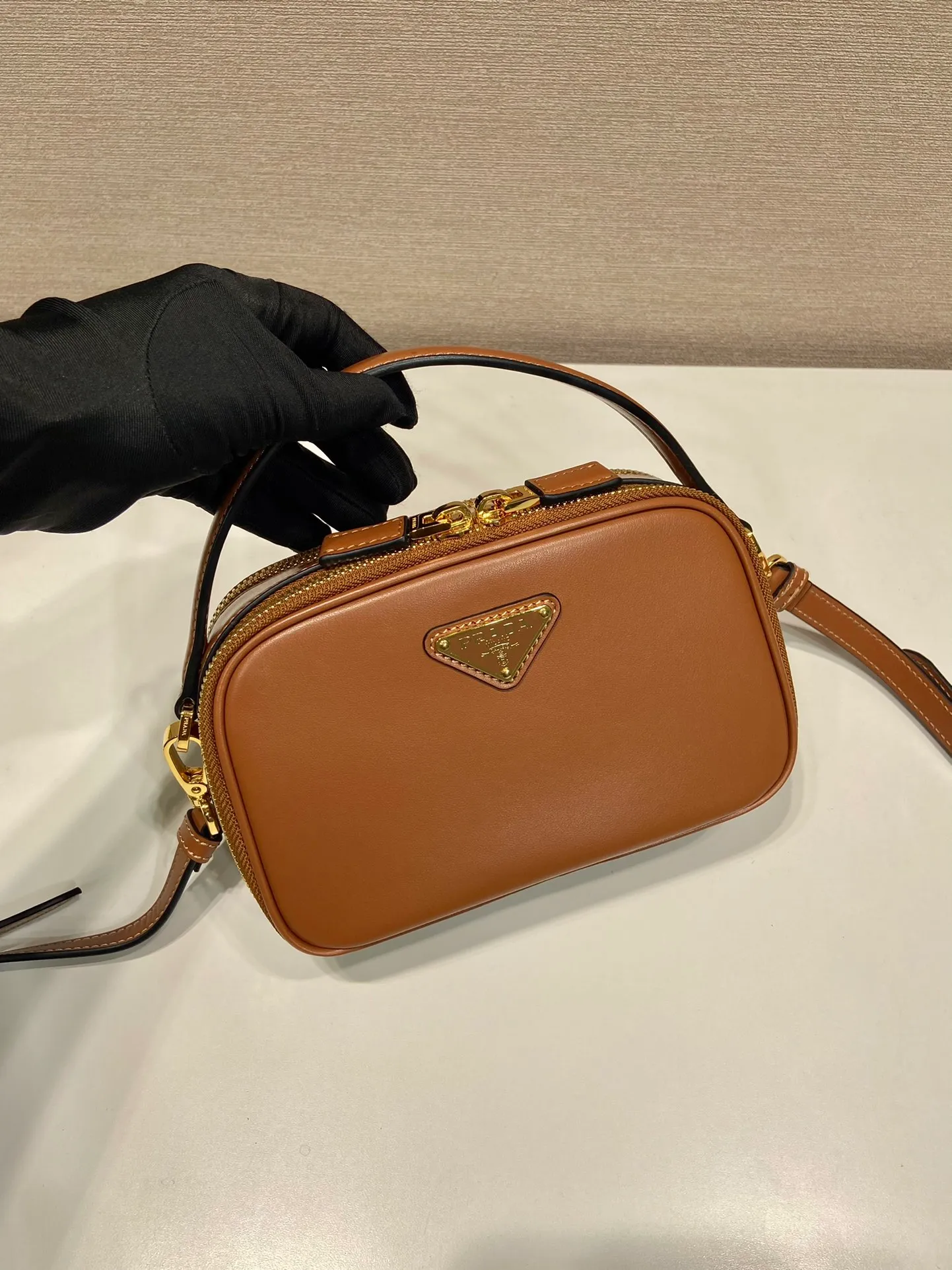 💰1500🎉New style🎉1BH203🎉🎉 This mini handbag is made of calfskin and inner sheepskin to inject vitality. Versatile and structured, it can be carried by hand or carried over the shoulder with the detachable shoulder strap, and features a double zip top and embellished with an enameled triangle logo in metal. The capacity is large and the upper body effect is beautiful🎉🎉 Length 18.5x Height 13x Bottom 6.5cm