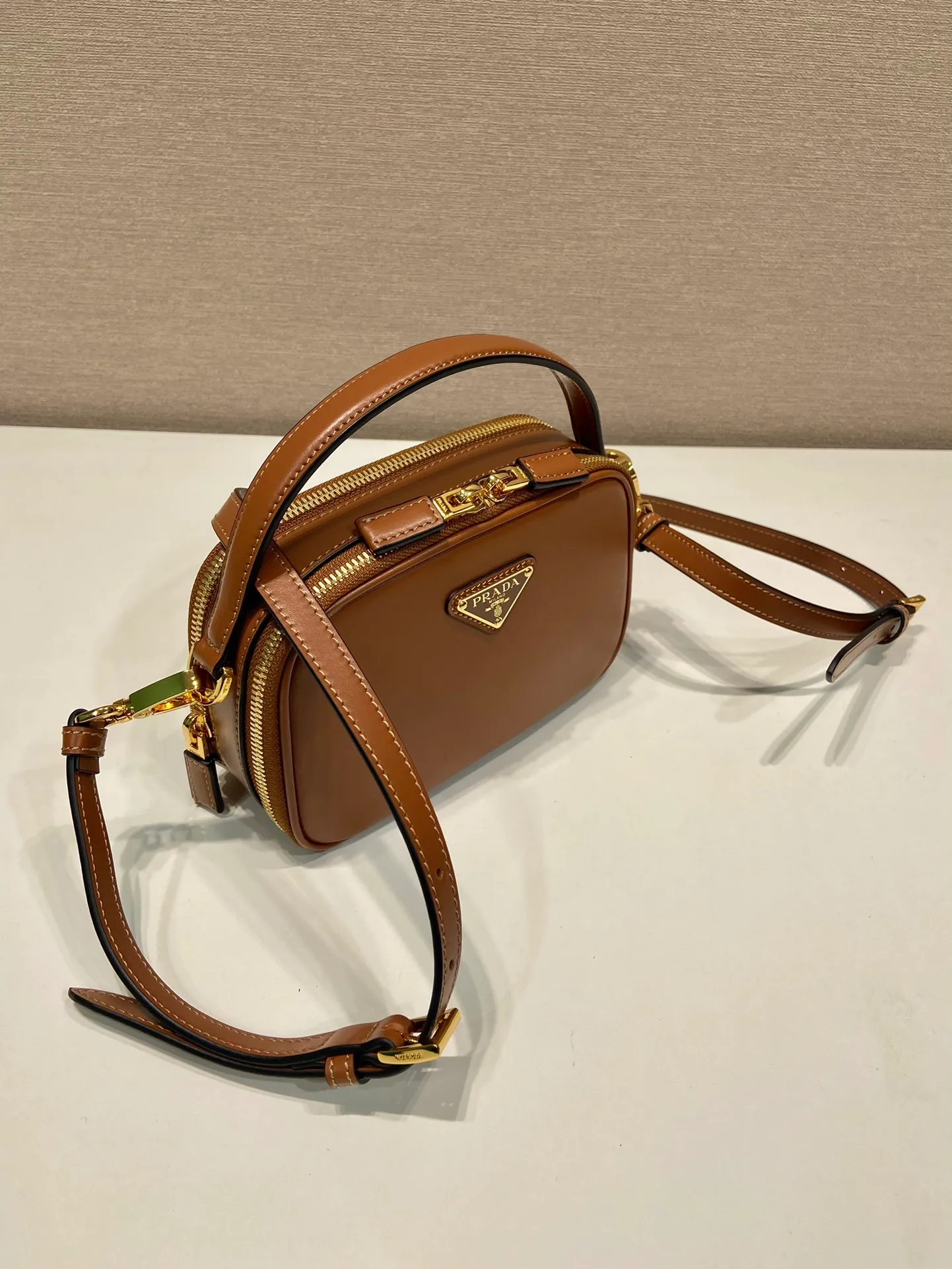 💰1500🎉New style🎉1BH203🎉🎉 This mini handbag is made of calfskin and inner sheepskin to inject vitality. Versatile and structured, it can be carried by hand or carried over the shoulder with the detachable shoulder strap, and features a double zip top and embellished with an enameled triangle logo in metal. The capacity is large and the upper body effect is beautiful🎉🎉 Length 18.5x Height 13x Bottom 6.5cm