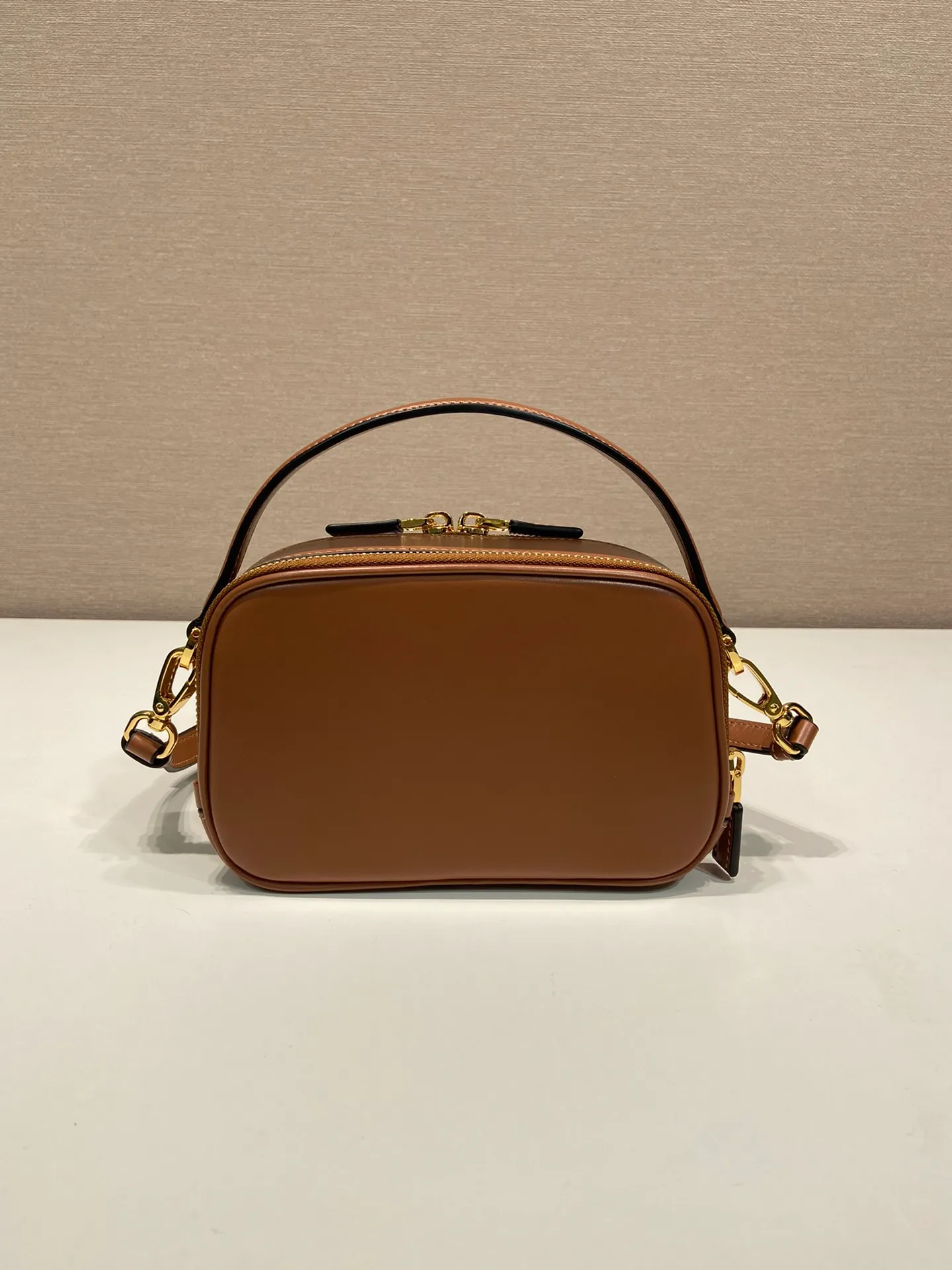 💰1500🎉New style🎉1BH203🎉🎉 This mini handbag is made of calfskin and inner sheepskin to inject vitality. Versatile and structured, it can be carried by hand or carried over the shoulder with the detachable shoulder strap, and features a double zip top and embellished with an enameled triangle logo in metal. The capacity is large and the upper body effect is beautiful🎉🎉 Length 18.5x Height 13x Bottom 6.5cm