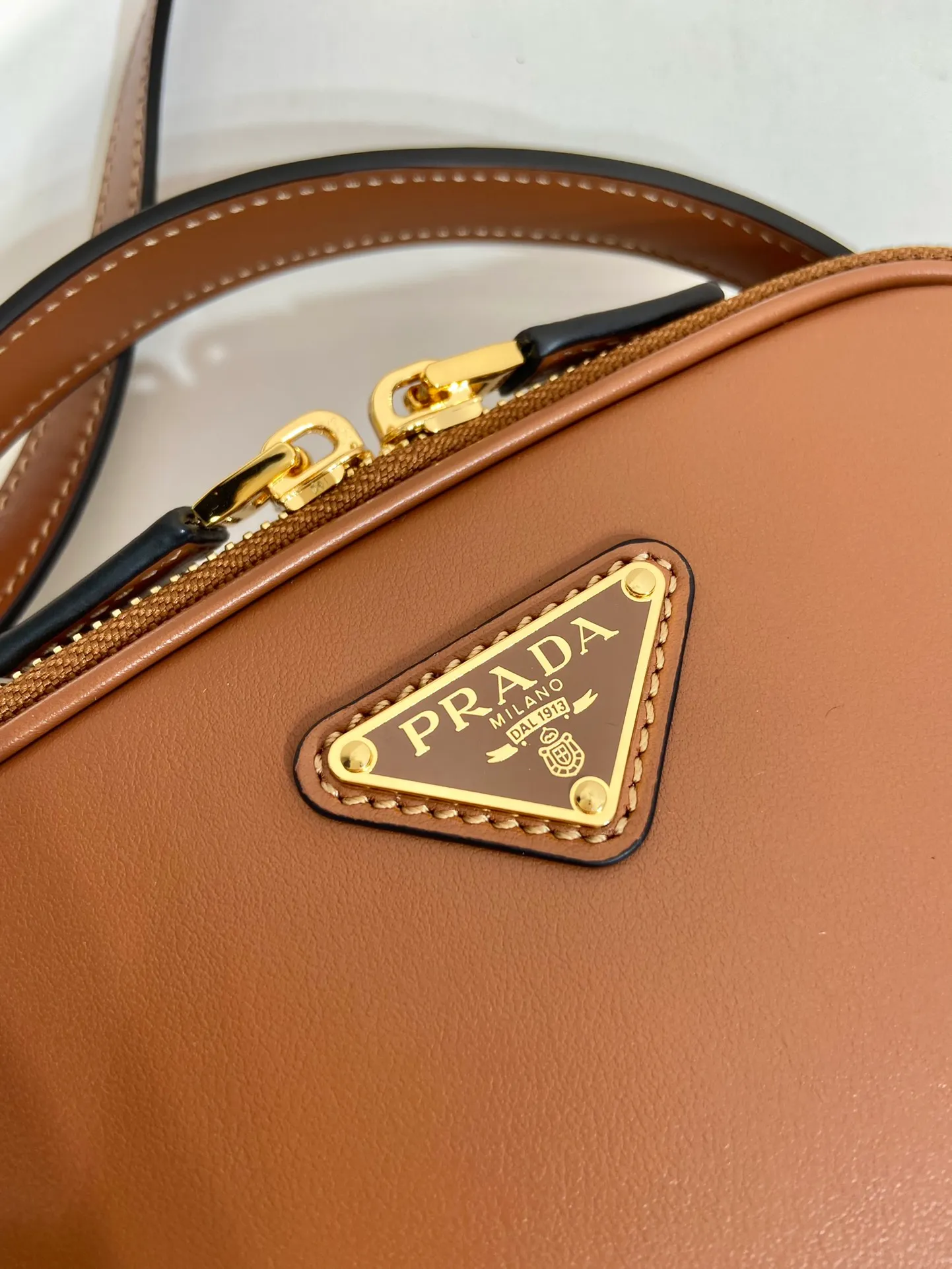 💰1500🎉New style🎉1BH203🎉🎉 This mini handbag is made of calfskin and inner sheepskin to inject vitality. Versatile and structured, it can be carried by hand or carried over the shoulder with the detachable shoulder strap, and features a double zip top and embellished with an enameled triangle logo in metal. The capacity is large and the upper body effect is beautiful🎉🎉 Length 18.5x Height 13x Bottom 6.5cm