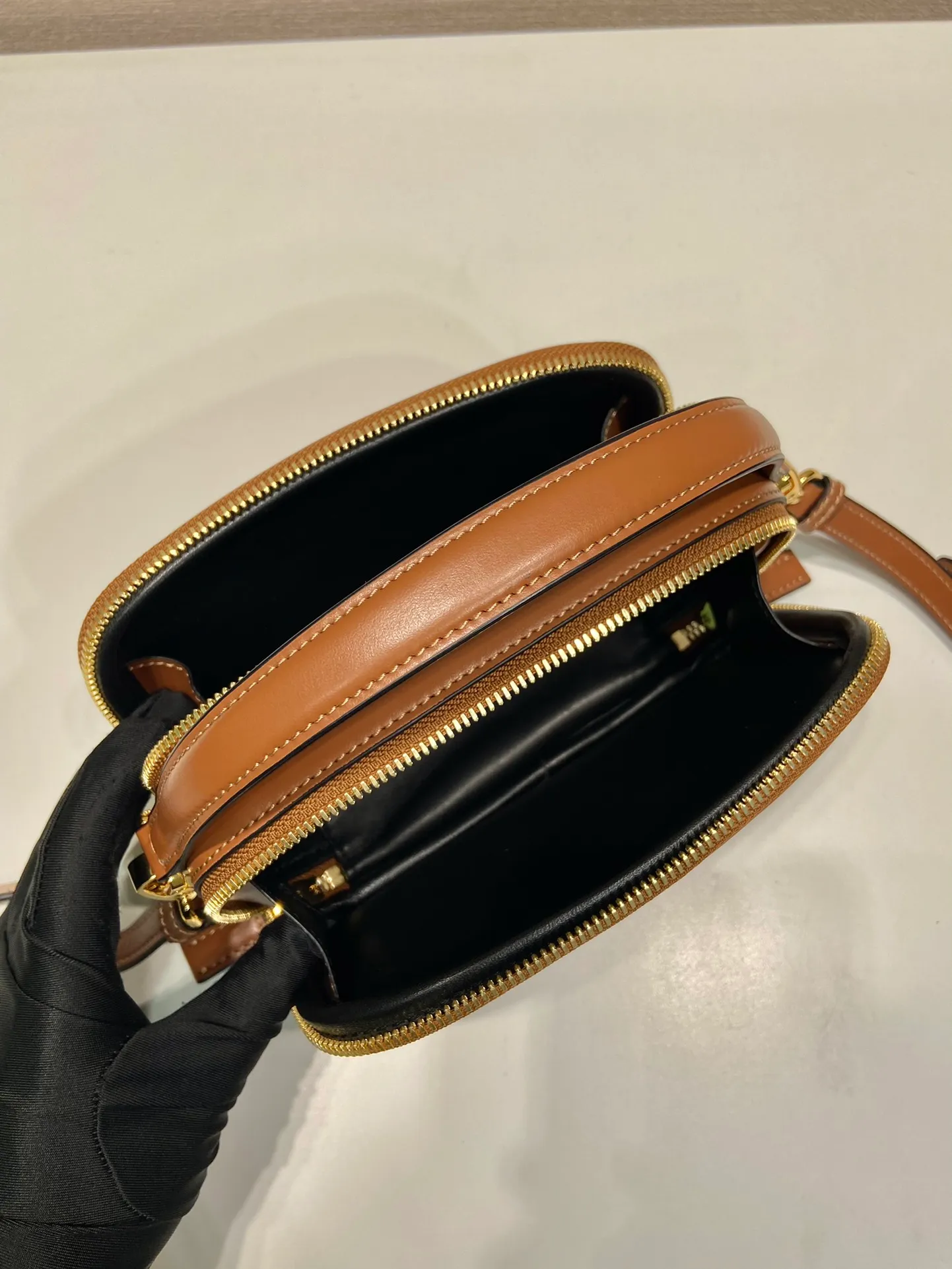 💰1500🎉New style🎉1BH203🎉🎉 This mini handbag is made of calfskin and inner sheepskin to inject vitality. Versatile and structured, it can be carried by hand or carried over the shoulder with the detachable shoulder strap, and features a double zip top and embellished with an enameled triangle logo in metal. The capacity is large and the upper body effect is beautiful🎉🎉 Length 18.5x Height 13x Bottom 6.5cm