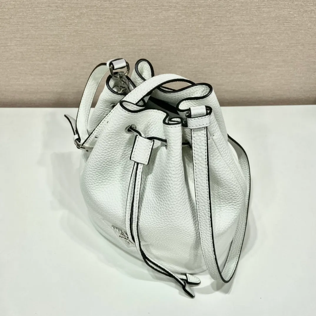 💰1700🎉New double shoulder straps🎉1BE060 double shoulder straps🎉 This bucket double shoulder strap is made of imported deerskin grain cowhide and equipped with two interchangeable and adjustable long shoulder straps. The combination of fabric webbing and cowhide is so perfect😘, versatile for mixing and matching different clothes on different occasions😘, large capacity, many compartments, super soft feel🎉Hurry up and get it🎉 Length 20x Height 25 Base 14cm