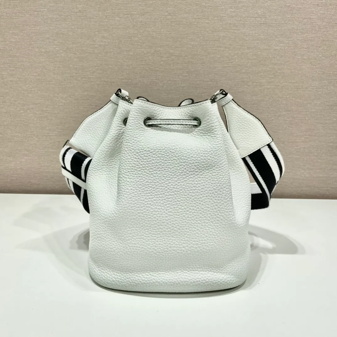 💰1700🎉New double shoulder straps🎉1BE060 double shoulder straps🎉 This bucket double shoulder strap is made of imported deerskin grain cowhide and equipped with two interchangeable and adjustable long shoulder straps. The combination of fabric webbing and cowhide is so perfect😘, versatile for mixing and matching different clothes on different occasions😘, large capacity, many compartments, super soft feel🎉Hurry up and get it🎉 Length 20x Height 25 Base 14cm
