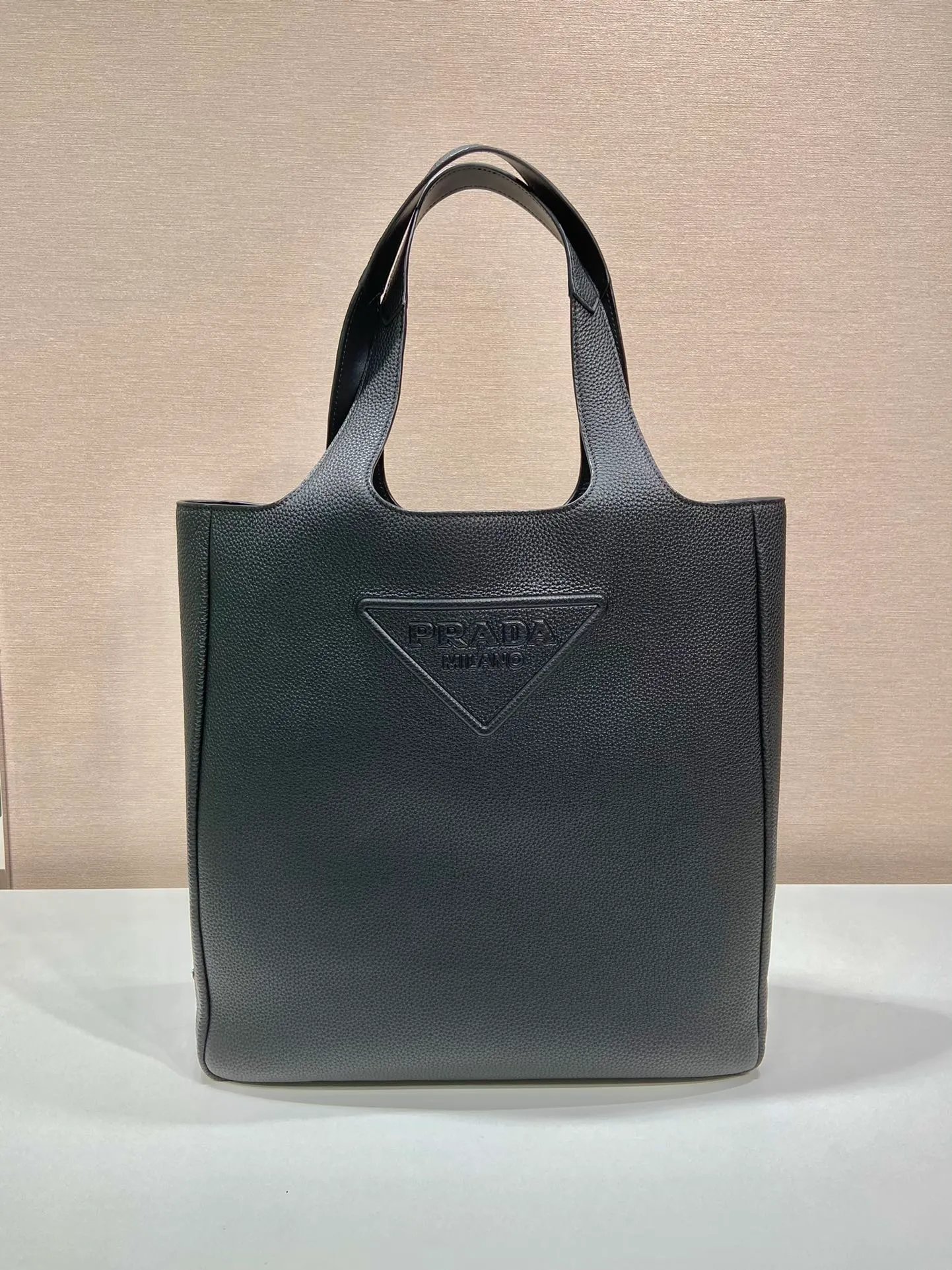 💰2000🎉New Tote Bag🎉2VG092🎉 This leather tote bag presents pure lines and interprets a simple style. The iconic triangle logo is reinterpreted in multiple ways and cleverly embellishes the bag body. Exudes modernity. An enameled metal logo on the side adds a distinctive touch. Simple and elegant, full of fashion sense. The capacity is very large🎉Handsome guys, hurry up and get it🎉🎉 Length 39x Height 41x Bottom 10cm