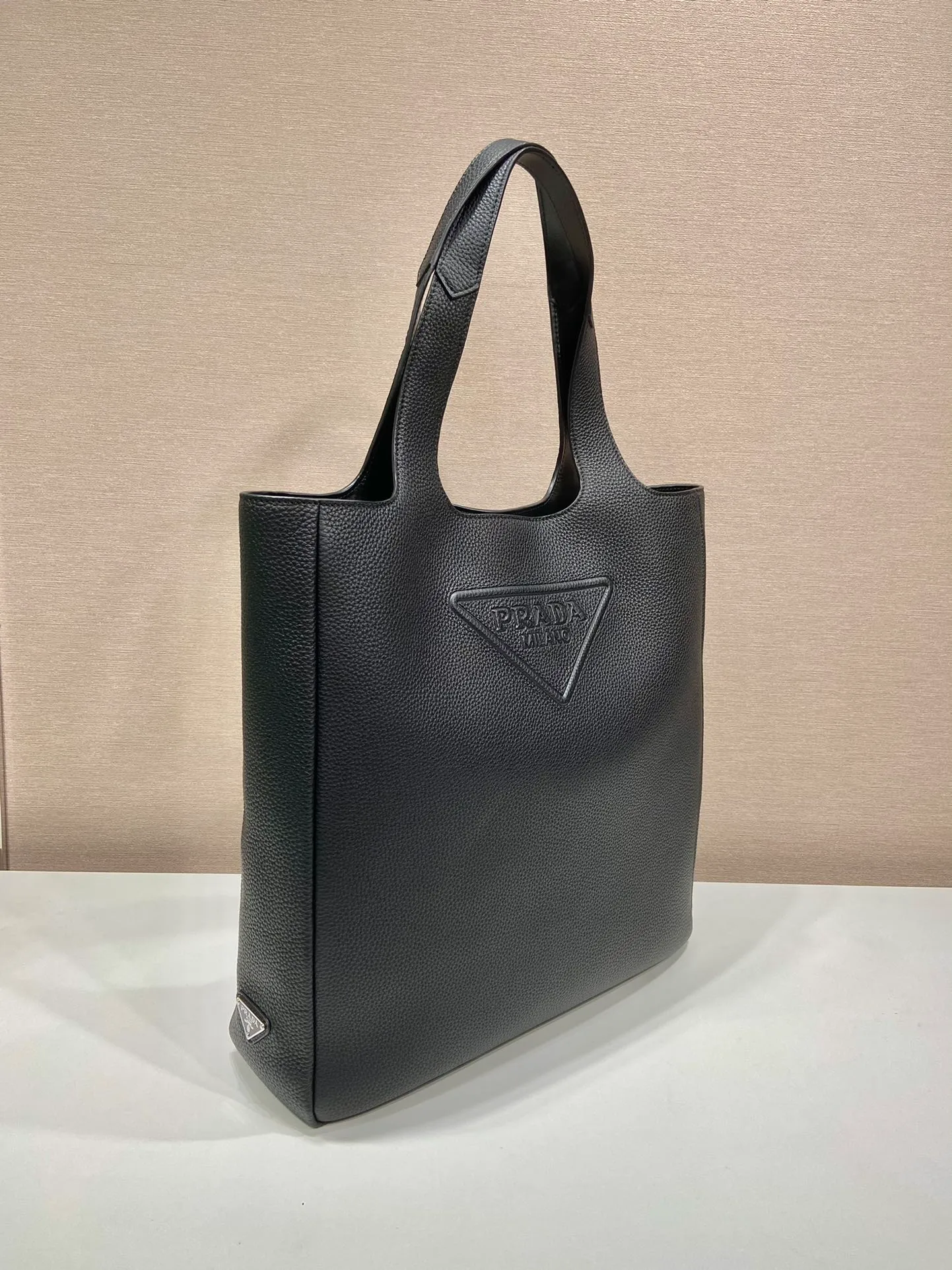 💰2000🎉New Tote Bag🎉2VG092🎉 This leather tote bag presents pure lines and interprets a simple style. The iconic triangle logo is reinterpreted in multiple ways and cleverly embellishes the bag body. Exudes modernity. An enameled metal logo on the side adds a distinctive touch. Simple and elegant, full of fashion sense. The capacity is very large🎉Handsome guys, hurry up and get it🎉🎉 Length 39x Height 41x Bottom 10cm
