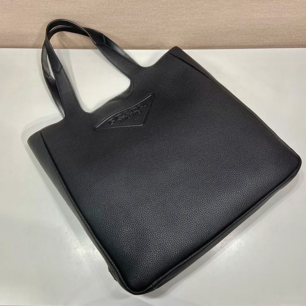 💰2000🎉New Tote Bag🎉2VG092🎉 This leather tote bag presents pure lines and interprets a simple style. The iconic triangle logo is reinterpreted in multiple ways and cleverly embellishes the bag body. Exudes modernity. An enameled metal logo on the side adds a distinctive touch. Simple and elegant, full of fashion sense. The capacity is very large🎉Handsome guys, hurry up and get it🎉🎉 Length 39x Height 41x Bottom 10cm