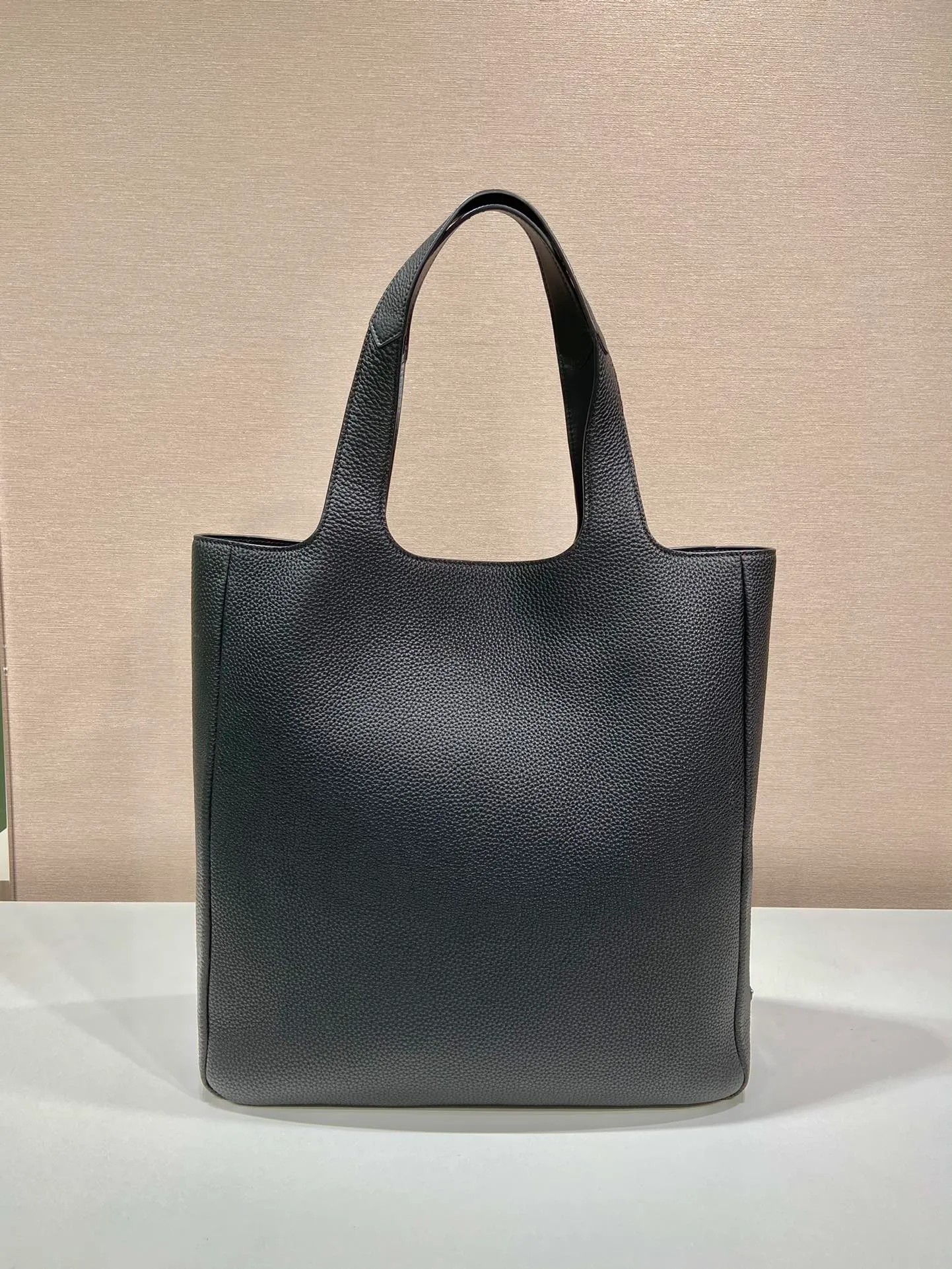 💰2000🎉New Tote Bag🎉2VG092🎉 This leather tote bag presents pure lines and interprets a simple style. The iconic triangle logo is reinterpreted in multiple ways and cleverly embellishes the bag body. Exudes modernity. An enameled metal logo on the side adds a distinctive touch. Simple and elegant, full of fashion sense. The capacity is very large🎉Handsome guys, hurry up and get it🎉🎉 Length 39x Height 41x Bottom 10cm
