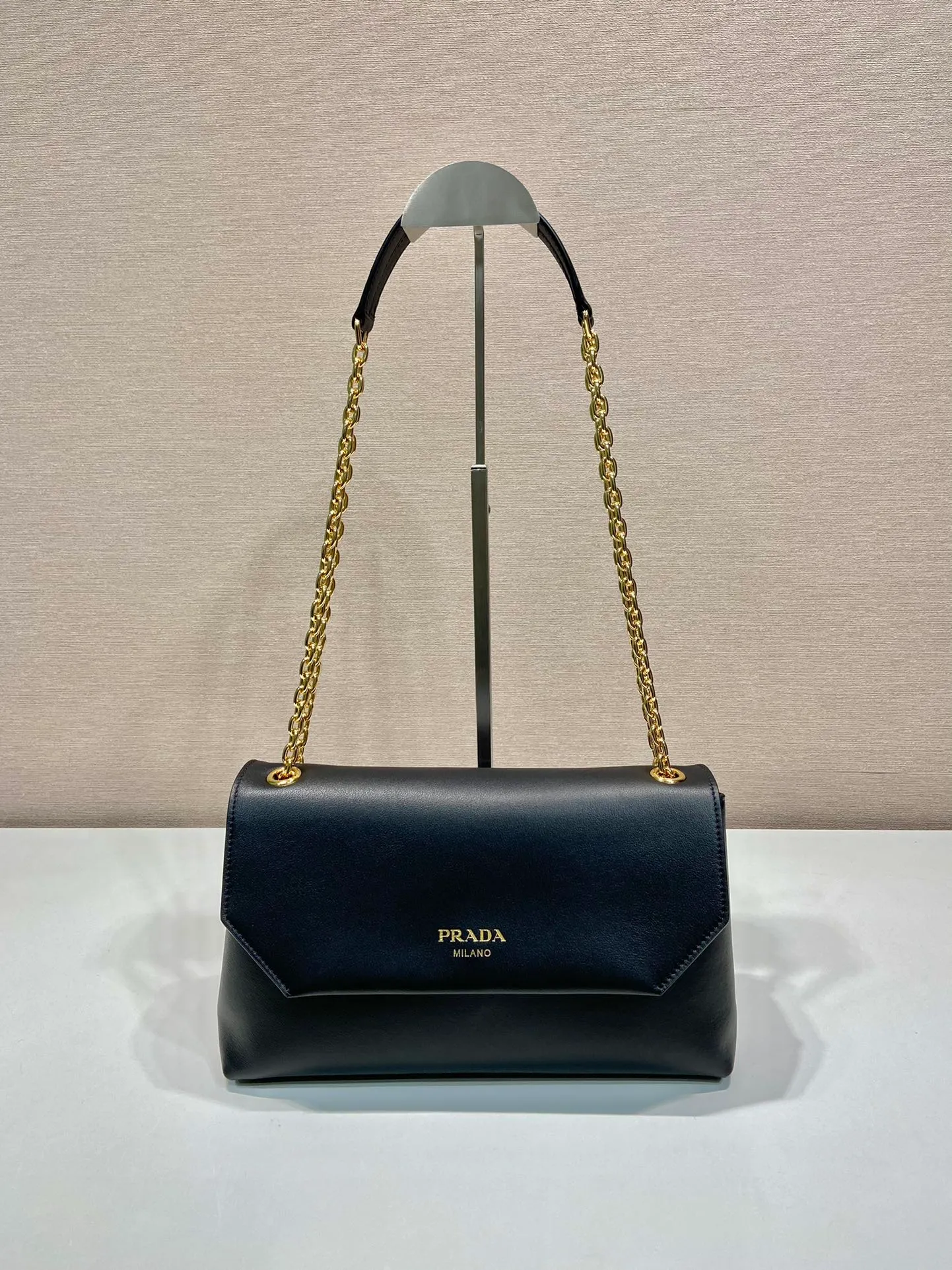 💰1720🎉New small size🎉1BD371 women's model🎉🎉 This new women's bag is made of imported calfskin with imported lambskin inside. With a flip-top design, the iron strap can be lengthened or shortened, and can be carried on the shoulder or across the body. It can be exchanged on different occasions, the space is large, and the upper body effect is very beautiful👍👍Hurry up and get it, it is worth owning. 👏👏 Length 29x Height 16x Bottom 9.5cm👏👏👏🎉🎉🎉