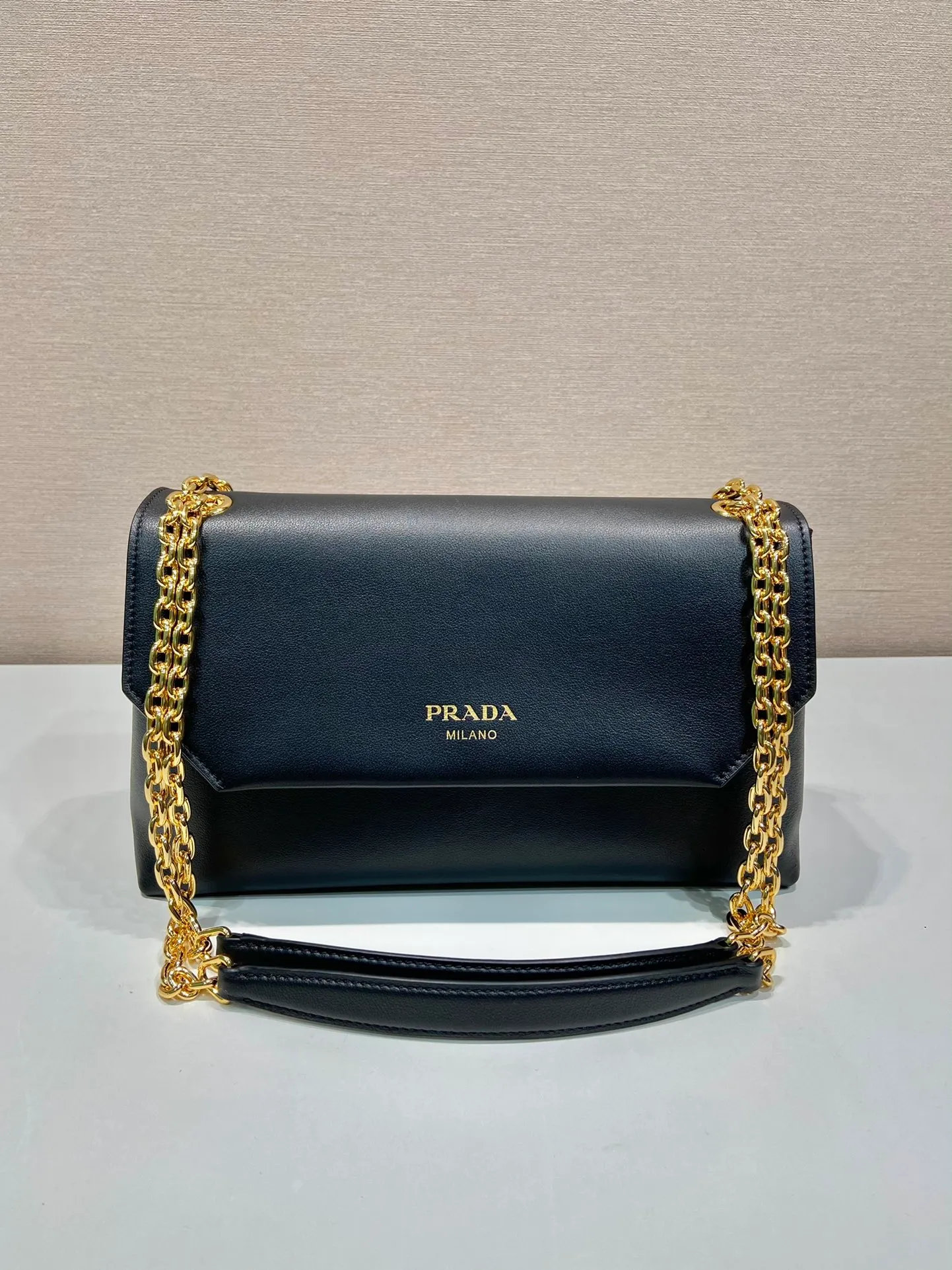 💰1720🎉New small size🎉1BD371 women's model🎉🎉 This new women's bag is made of imported calfskin with imported lambskin inside. With a flip-top design, the iron strap can be lengthened or shortened, and can be carried on the shoulder or across the body. It can be exchanged on different occasions, the space is large, and the upper body effect is very beautiful👍👍Hurry up and get it, it is worth owning. 👏👏 Length 29x Height 16x Bottom 9.5cm👏👏👏🎉🎉🎉