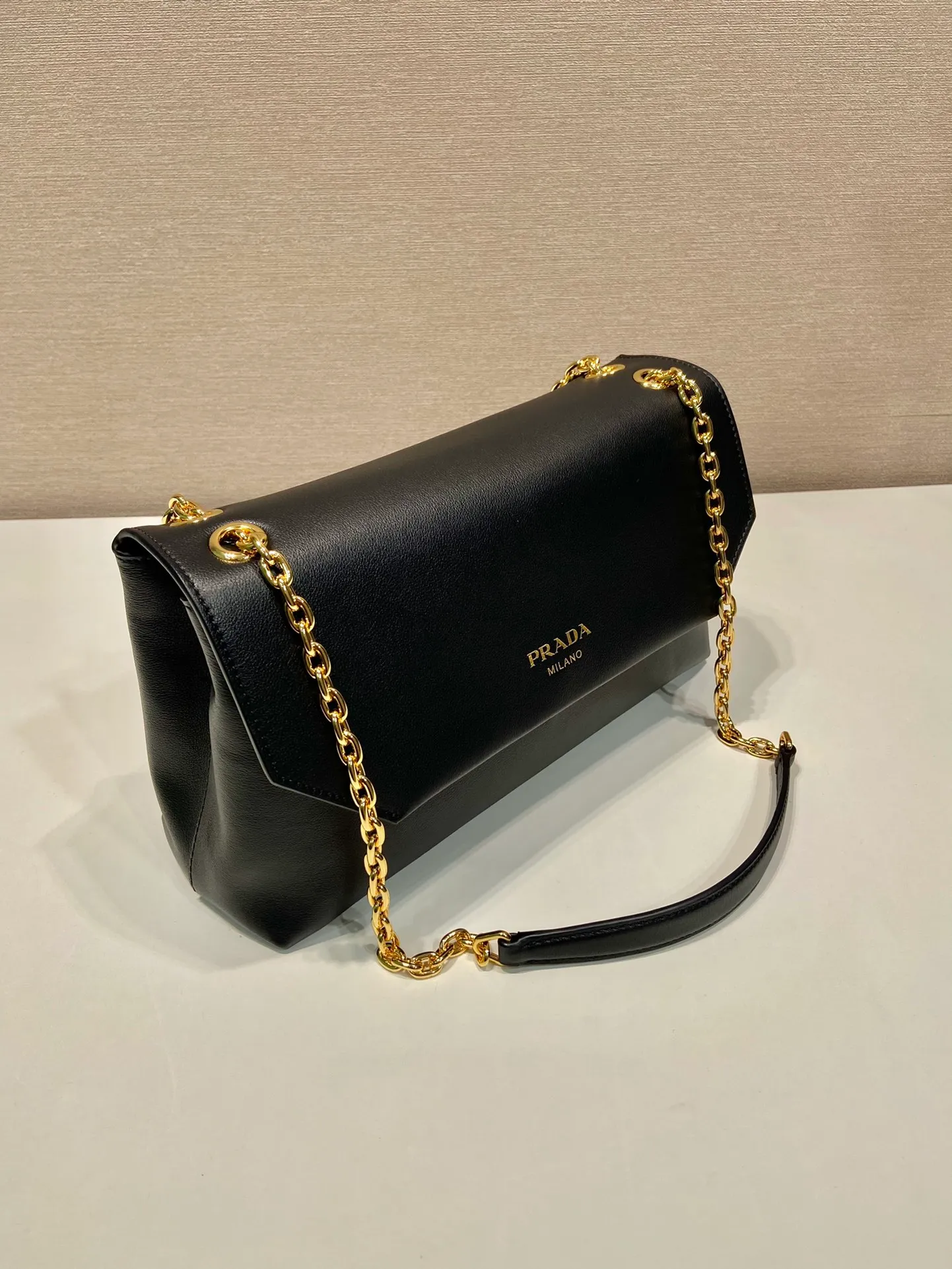 💰1720🎉New small size🎉1BD371 women's model🎉🎉 This new women's bag is made of imported calfskin with imported lambskin inside. With a flip-top design, the iron strap can be lengthened or shortened, and can be carried on the shoulder or across the body. It can be exchanged on different occasions, the space is large, and the upper body effect is very beautiful👍👍Hurry up and get it, it is worth owning. 👏👏 Length 29x Height 16x Bottom 9.5cm👏👏👏🎉🎉🎉