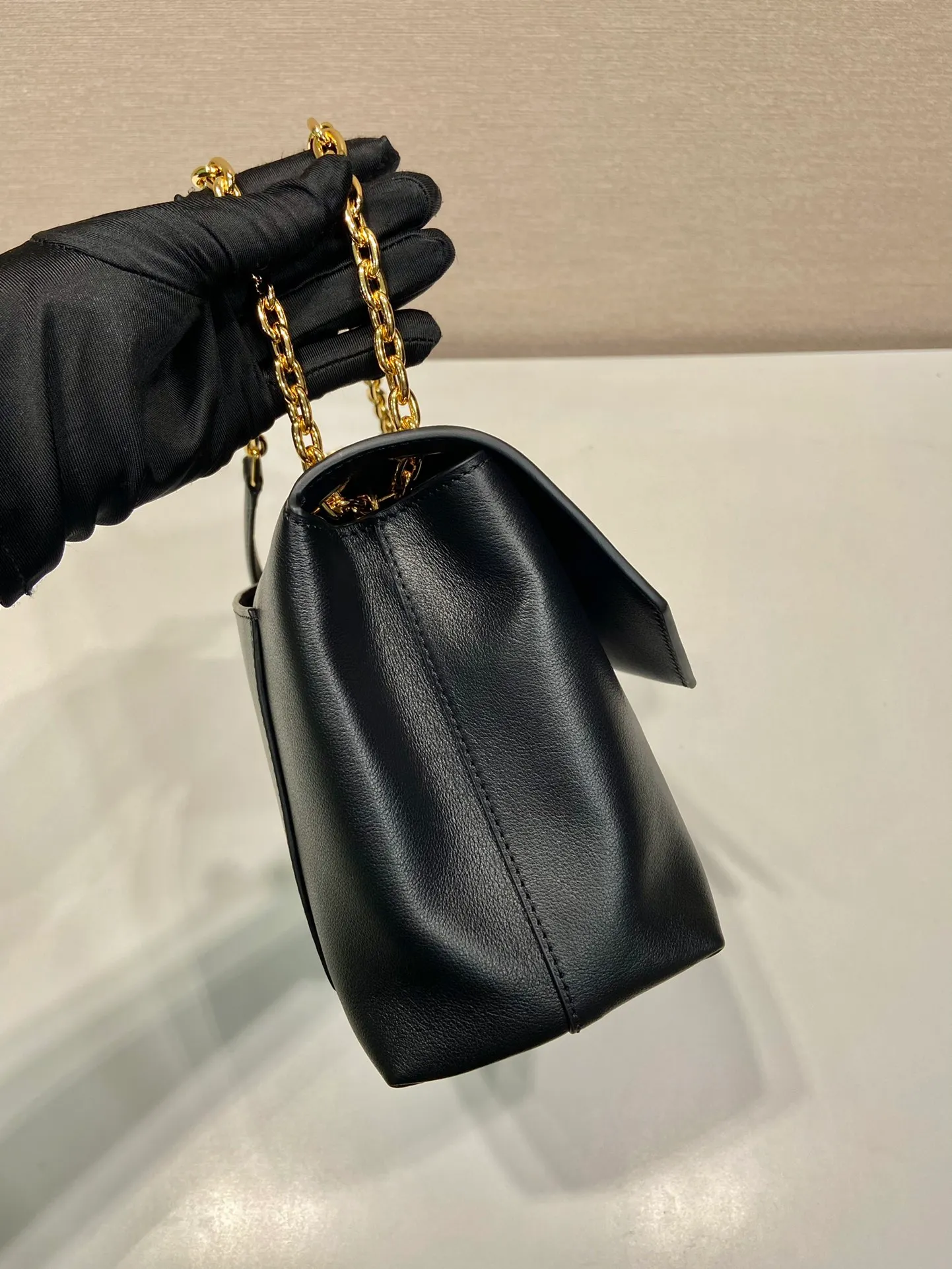 💰1720🎉New small size🎉1BD371 women's model🎉🎉 This new women's bag is made of imported calfskin with imported lambskin inside. With a flip-top design, the iron strap can be lengthened or shortened, and can be carried on the shoulder or across the body. It can be exchanged on different occasions, the space is large, and the upper body effect is very beautiful👍👍Hurry up and get it, it is worth owning. 👏👏 Length 29x Height 16x Bottom 9.5cm👏👏👏🎉🎉🎉