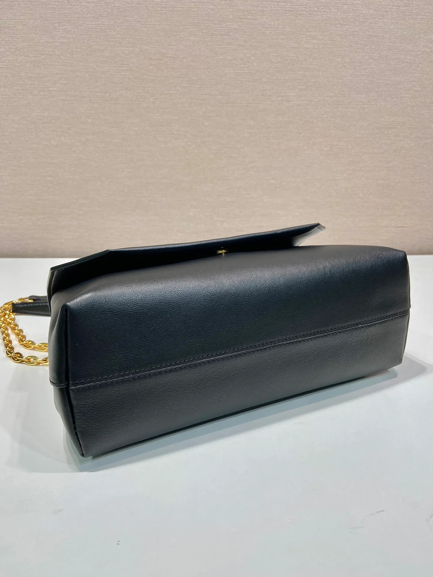 💰1720🎉New small size🎉1BD371 women's model🎉🎉 This new women's bag is made of imported calfskin with imported lambskin inside. With a flip-top design, the iron strap can be lengthened or shortened, and can be carried on the shoulder or across the body. It can be exchanged on different occasions, the space is large, and the upper body effect is very beautiful👍👍Hurry up and get it, it is worth owning. 👏👏 Length 29x Height 16x Bottom 9.5cm👏👏👏🎉🎉🎉