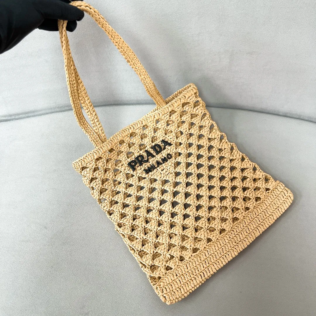 💰1360, new raffia beach bag 1BG493, an excellent choice for travel and vacation🏖️Handmade with raffia, the light and natural material expresses summer mood. Embroidered lettering triangle logo on the front, with long exquisite shoulder handles. Super large capacity and very light weight. Wear-resistant, waterproof, durable and good-looking. Can be carried by hand, shoulder or shoulder. New favorite of fashion trendsetters. Perfect details. Comparable to brick cabinets. Excellent 5🌟 evaluation Size: 30*29.5cm
