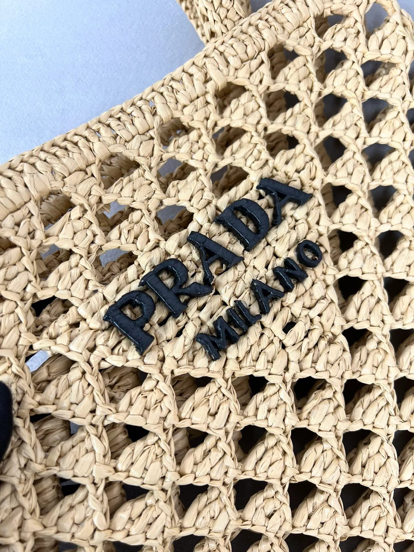 💰1360, new raffia beach bag 1BG493, an excellent choice for travel and vacation🏖️Handmade with raffia, the light and natural material expresses summer mood. Embroidered lettering triangle logo on the front, with long exquisite shoulder handles. Super large capacity and very light weight. Wear-resistant, waterproof, durable and good-looking. Can be carried by hand, shoulder or shoulder. New favorite of fashion trendsetters. Perfect details. Comparable to brick cabinets. Excellent 5🌟 evaluation Size: 30*29.5cm
