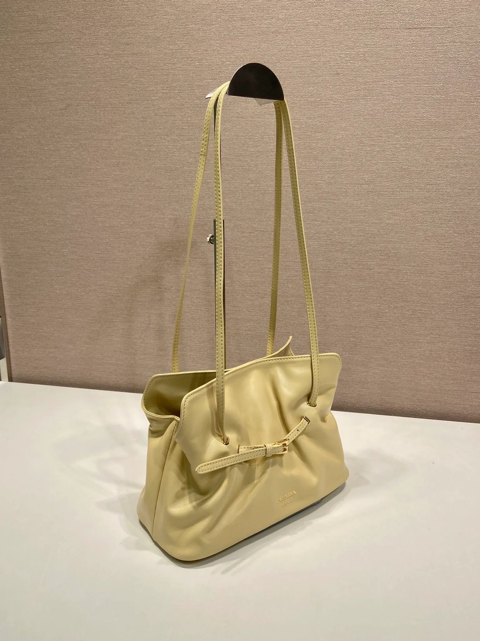 💰1500🎉New arrival cloud bag🎉1BG586🎉🎉 This one-shoulder cloud bag is made of imported sheepskin, and the interior is made of imported sheepskin. It feels very soft and comfortable👍👍The middle compartment pocket is designed with a suction buckle, top-grade hardware, and the upper body effect is very nice and fashionable😘😘. It has large capacity and is a timeless hot item🎉worth owning🎉🎉 Length 25x Height 17.5x Bottom 11.5cm🎉🎉🎉💰💰💰