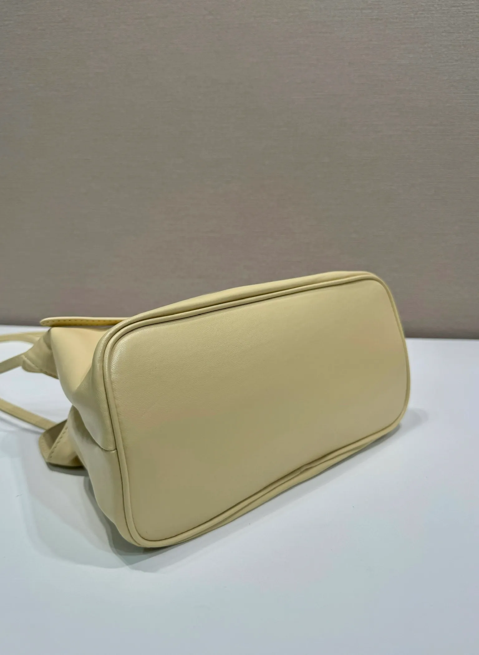 💰1500🎉New arrival cloud bag🎉1BG586🎉🎉 This one-shoulder cloud bag is made of imported sheepskin, and the interior is made of imported sheepskin. It feels very soft and comfortable👍👍The middle compartment pocket is designed with a suction buckle, top-grade hardware, and the upper body effect is very nice and fashionable😘😘. It has large capacity and is a timeless hot item🎉worth owning🎉🎉 Length 25x Height 17.5x Bottom 11.5cm🎉🎉🎉💰💰💰