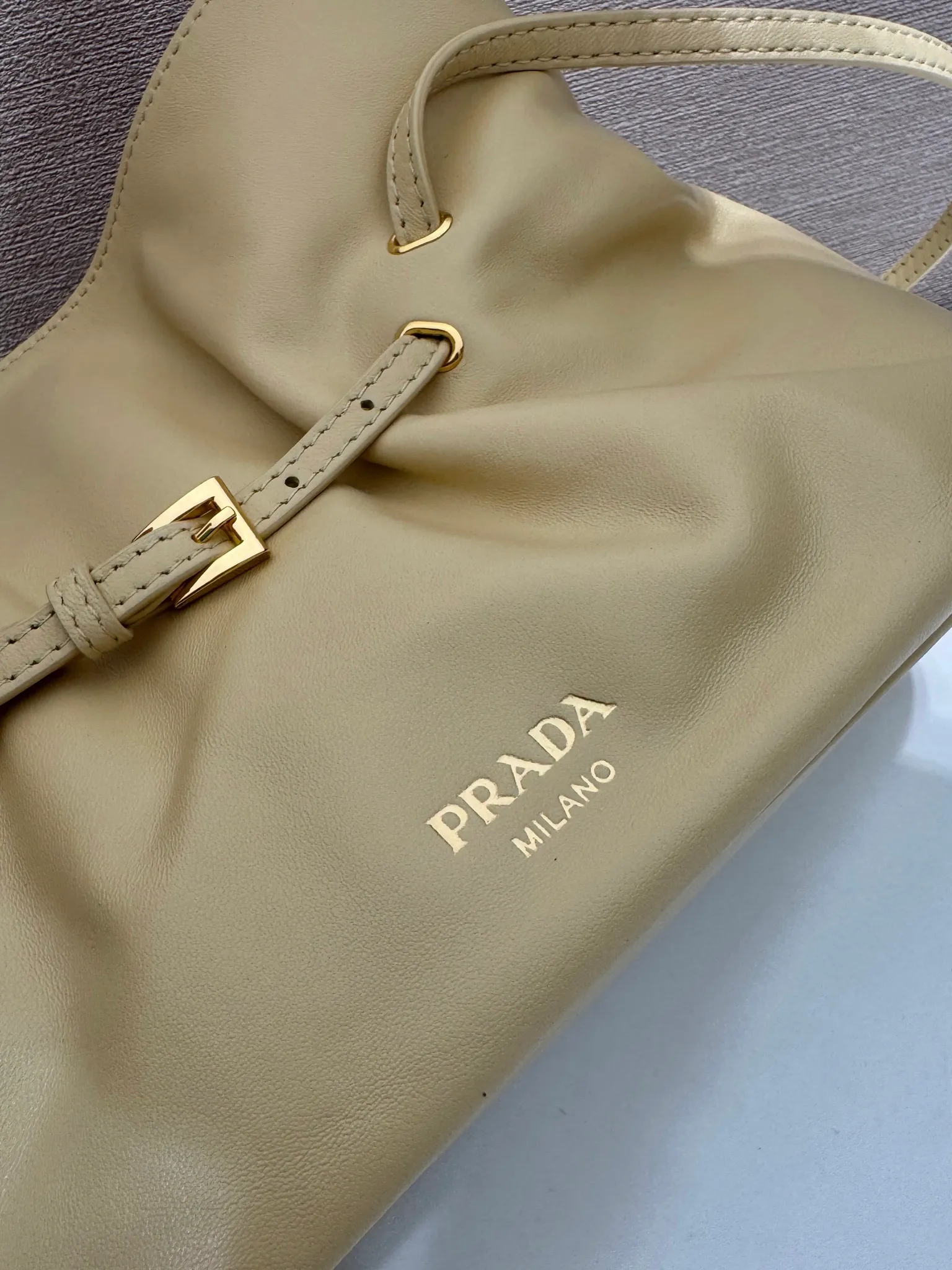 💰1500🎉New arrival cloud bag🎉1BG586🎉🎉 This one-shoulder cloud bag is made of imported sheepskin, and the interior is made of imported sheepskin. It feels very soft and comfortable👍👍The middle compartment pocket is designed with a suction buckle, top-grade hardware, and the upper body effect is very nice and fashionable😘😘. It has large capacity and is a timeless hot item🎉worth owning🎉🎉 Length 25x Height 17.5x Bottom 11.5cm🎉🎉🎉💰💰💰