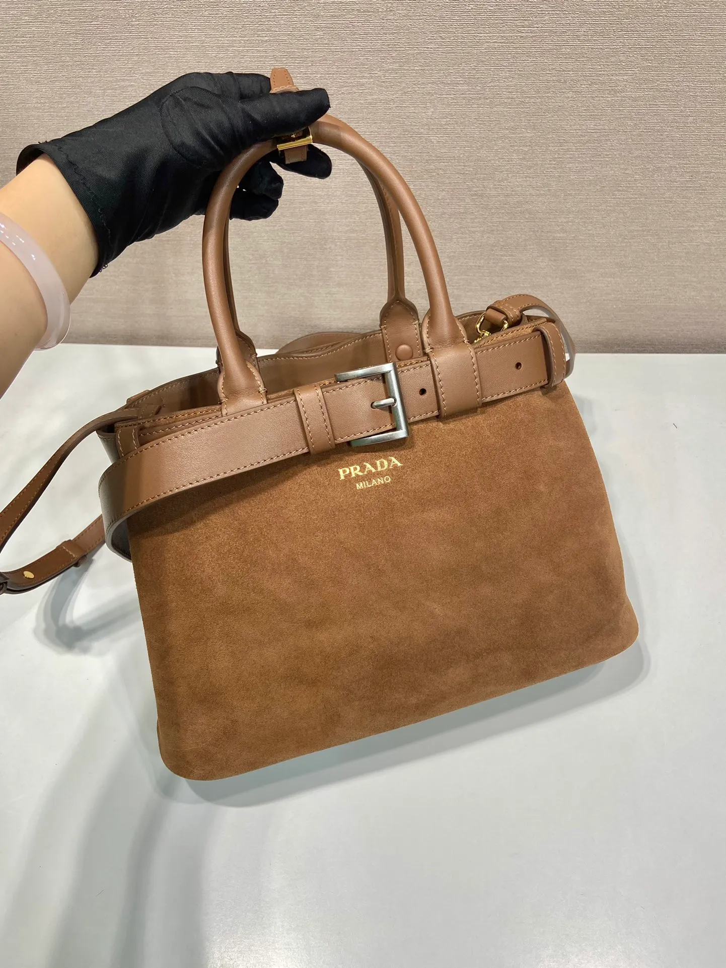 💰1760🎉New women's bag🎉1BA434 suede🎉🎉 This handheld women's bag is made of imported suede (nubuck leather) and imported sheepskin. Simple lines and exquisite elements interweave, interpreting the design aesthetic of both elegance and functionality. It not only embodies the modern and simple style, but also comes with replaceable straps and detachable and adjustable long shoulder straps, adding a unique personality embellishment to the entire look. Modern and versatile. Babies who like it, hurry up and get it🎉🎉 Length 32x Height 23x Bottom 11cm🎉🎉🎉👏👏👏