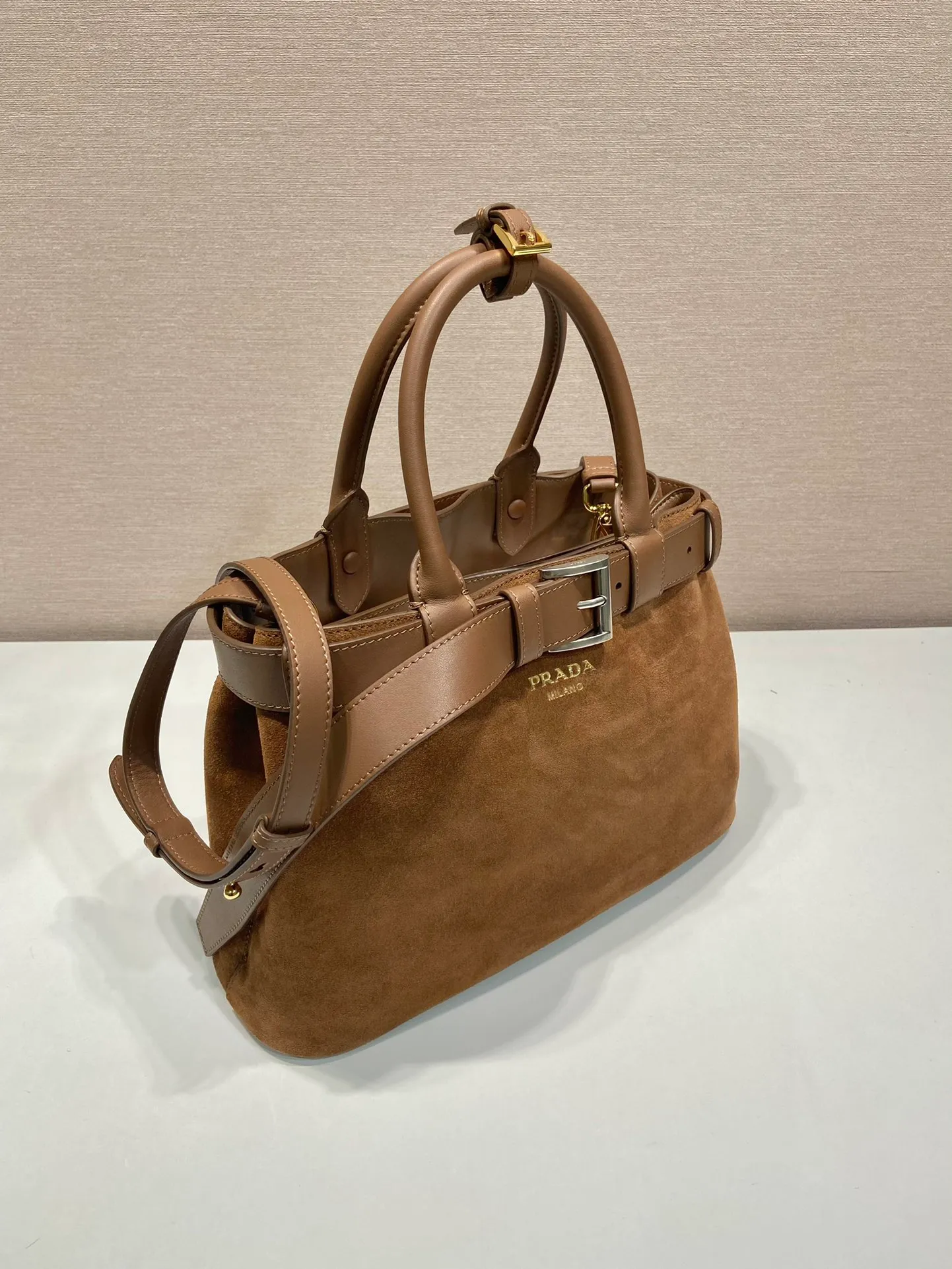 💰1760🎉New women's bag🎉1BA434 suede🎉🎉 This handheld women's bag is made of imported suede (nubuck leather) and imported sheepskin. Simple lines and exquisite elements interweave, interpreting the design aesthetic of both elegance and functionality. It not only embodies the modern and simple style, but also comes with replaceable straps and detachable and adjustable long shoulder straps, adding a unique personality embellishment to the entire look. Modern and versatile. Babies who like it, hurry up and get it🎉🎉 Length 32x Height 23x Bottom 11cm🎉🎉🎉👏👏👏