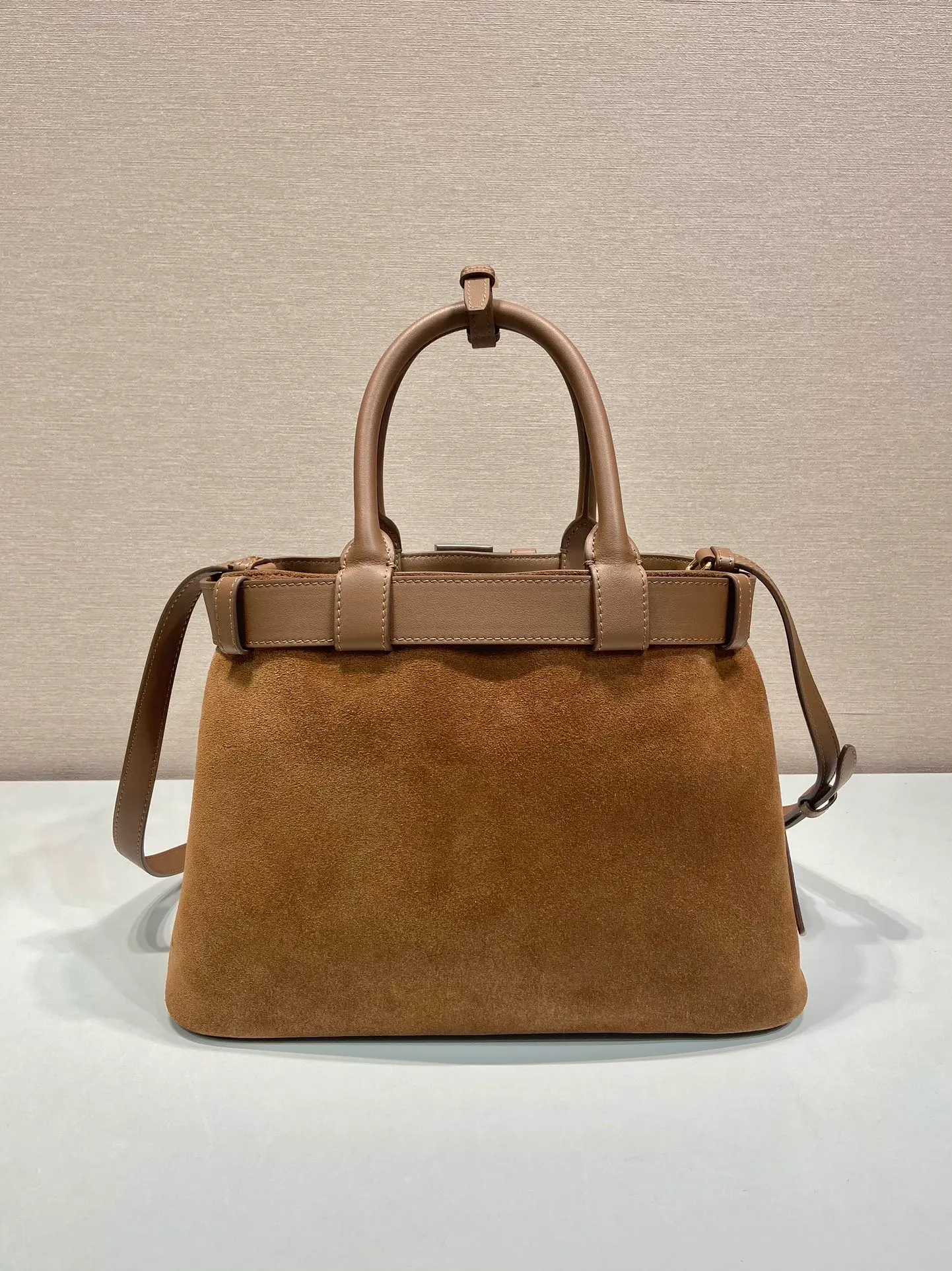 💰1760🎉New women's bag🎉1BA434 suede🎉🎉 This handheld women's bag is made of imported suede (nubuck leather) and imported sheepskin. Simple lines and exquisite elements interweave, interpreting the design aesthetic of both elegance and functionality. It not only embodies the modern and simple style, but also comes with replaceable straps and detachable and adjustable long shoulder straps, adding a unique personality embellishment to the entire look. Modern and versatile. Babies who like it, hurry up and get it🎉🎉 Length 32x Height 23x Bottom 11cm🎉🎉🎉👏👏👏
