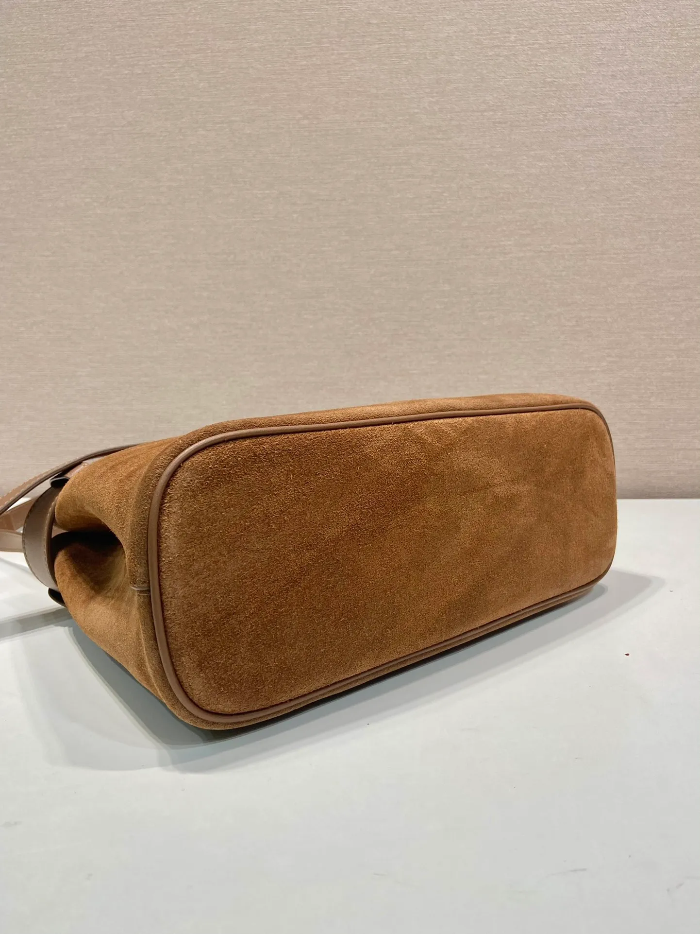 💰1760🎉New women's bag🎉1BA434 suede🎉🎉 This handheld women's bag is made of imported suede (nubuck leather) and imported sheepskin. Simple lines and exquisite elements interweave, interpreting the design aesthetic of both elegance and functionality. It not only embodies the modern and simple style, but also comes with replaceable straps and detachable and adjustable long shoulder straps, adding a unique personality embellishment to the entire look. Modern and versatile. Babies who like it, hurry up and get it🎉🎉 Length 32x Height 23x Bottom 11cm🎉🎉🎉👏👏👏