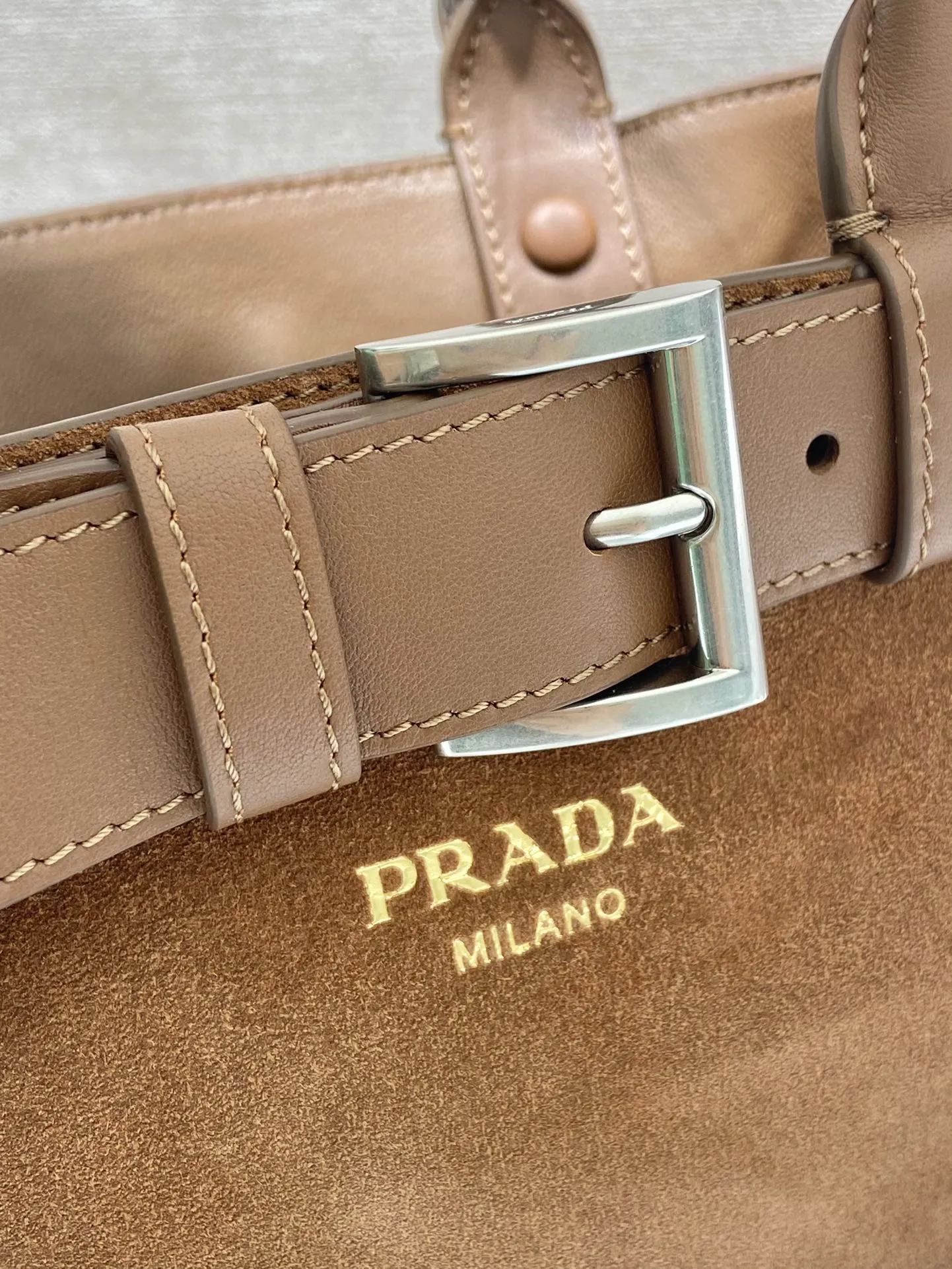 💰1760🎉New women's bag🎉1BA434 suede🎉🎉 This handheld women's bag is made of imported suede (nubuck leather) and imported sheepskin. Simple lines and exquisite elements interweave, interpreting the design aesthetic of both elegance and functionality. It not only embodies the modern and simple style, but also comes with replaceable straps and detachable and adjustable long shoulder straps, adding a unique personality embellishment to the entire look. Modern and versatile. Babies who like it, hurry up and get it🎉🎉 Length 32x Height 23x Bottom 11cm🎉🎉🎉👏👏👏