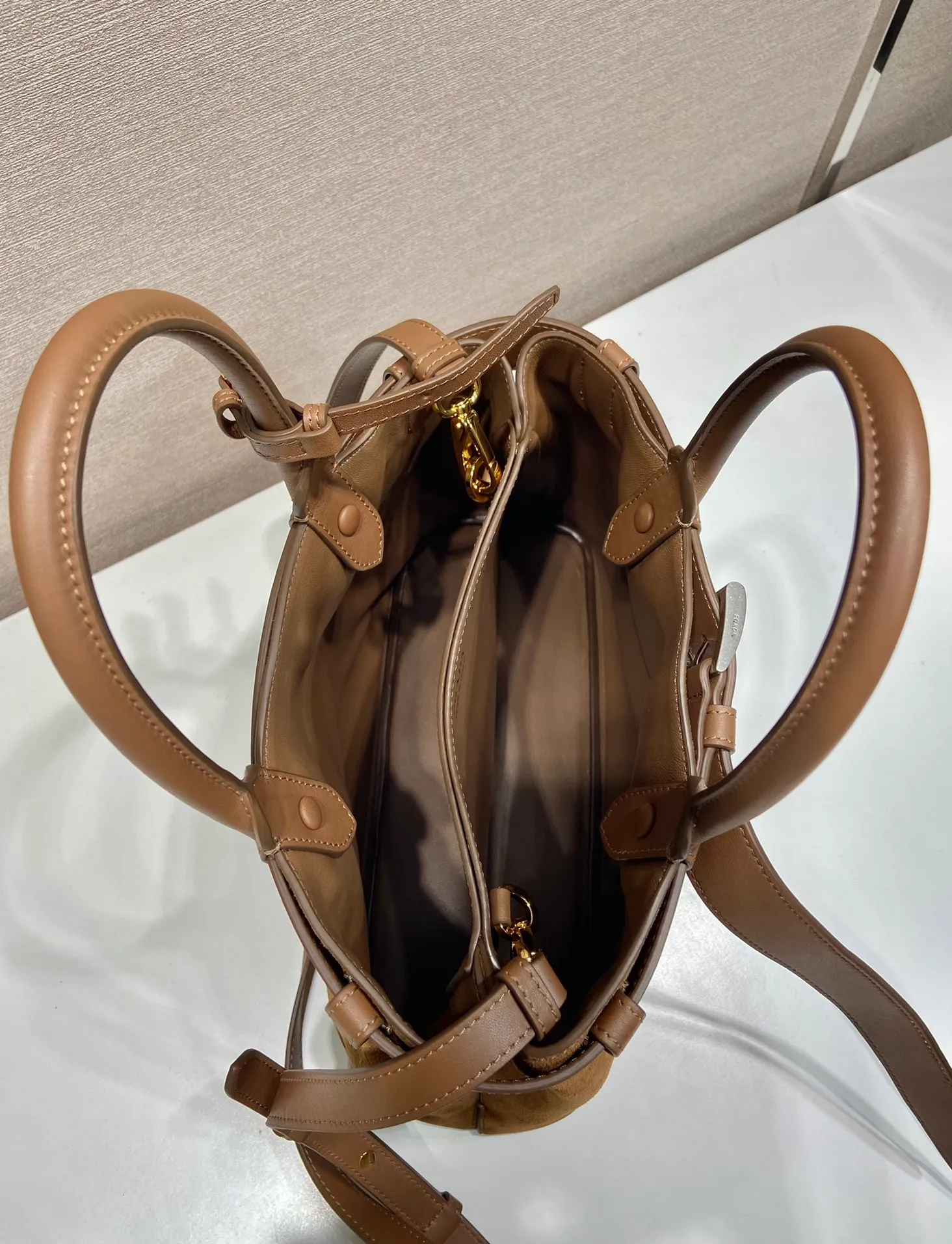 💰1760🎉New women's bag🎉1BA434 suede🎉🎉 This handheld women's bag is made of imported suede (nubuck leather) and imported sheepskin. Simple lines and exquisite elements interweave, interpreting the design aesthetic of both elegance and functionality. It not only embodies the modern and simple style, but also comes with replaceable straps and detachable and adjustable long shoulder straps, adding a unique personality embellishment to the entire look. Modern and versatile. Babies who like it, hurry up and get it🎉🎉 Length 32x Height 23x Bottom 11cm🎉🎉🎉👏👏👏