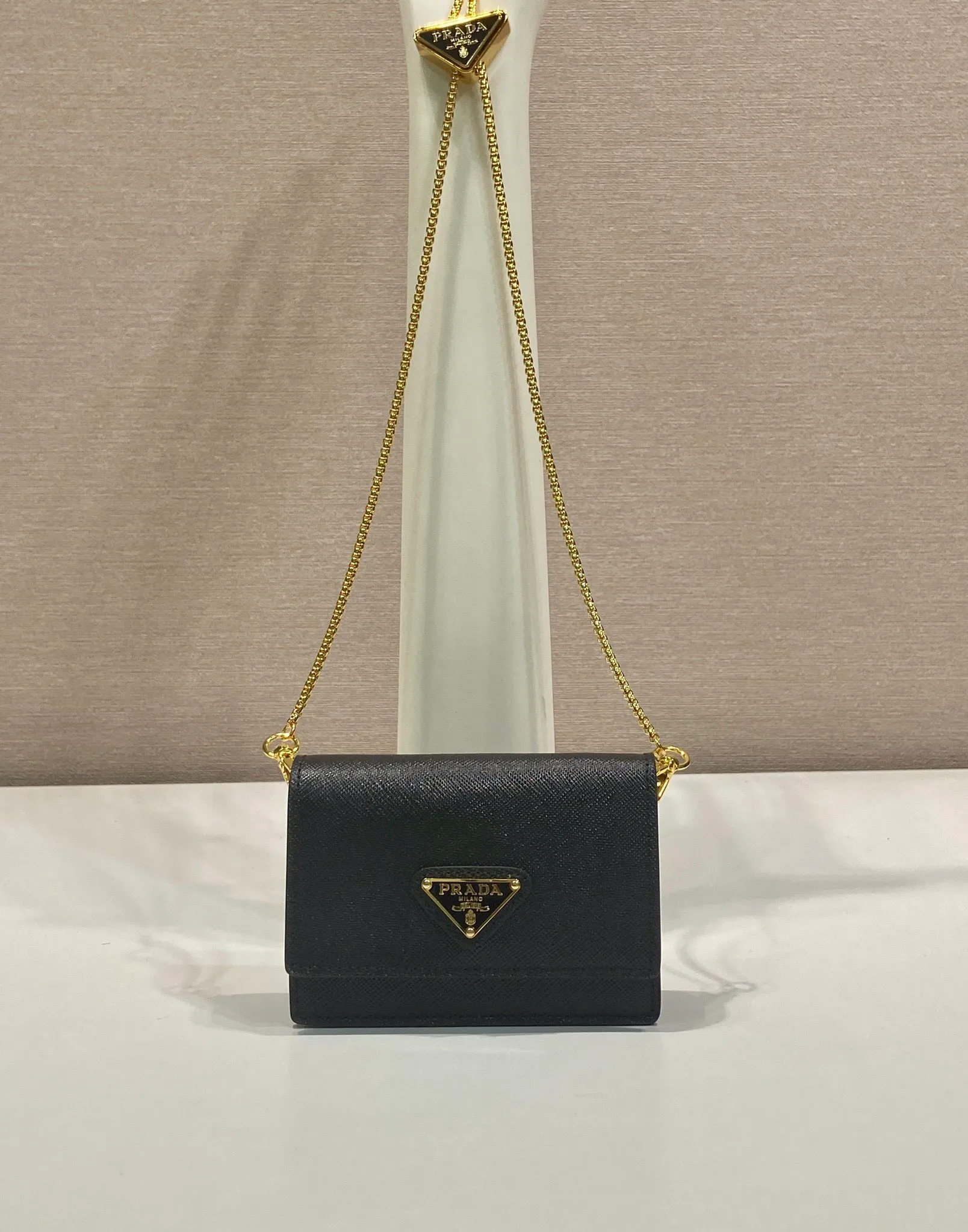 🎉Chain Card Holder🎉1MR024 Mini🎉🎉 This exquisite and versatile flip card holder is equipped with a detachable chain shoulder strap, which adds gorgeous style and is easy to carry in a variety of ways. It can also be used as a waist bag👍The metal engraved logo decorates the front material of the Saffiano leather jacket, which is fashionable and versatile. It can accommodate lipstick, keys, and cards. It’s so cute😘babies. Come in quickly😘😘 Length 11.5x height 8x base 2.5cm🎉🎉🎉💰💰💰