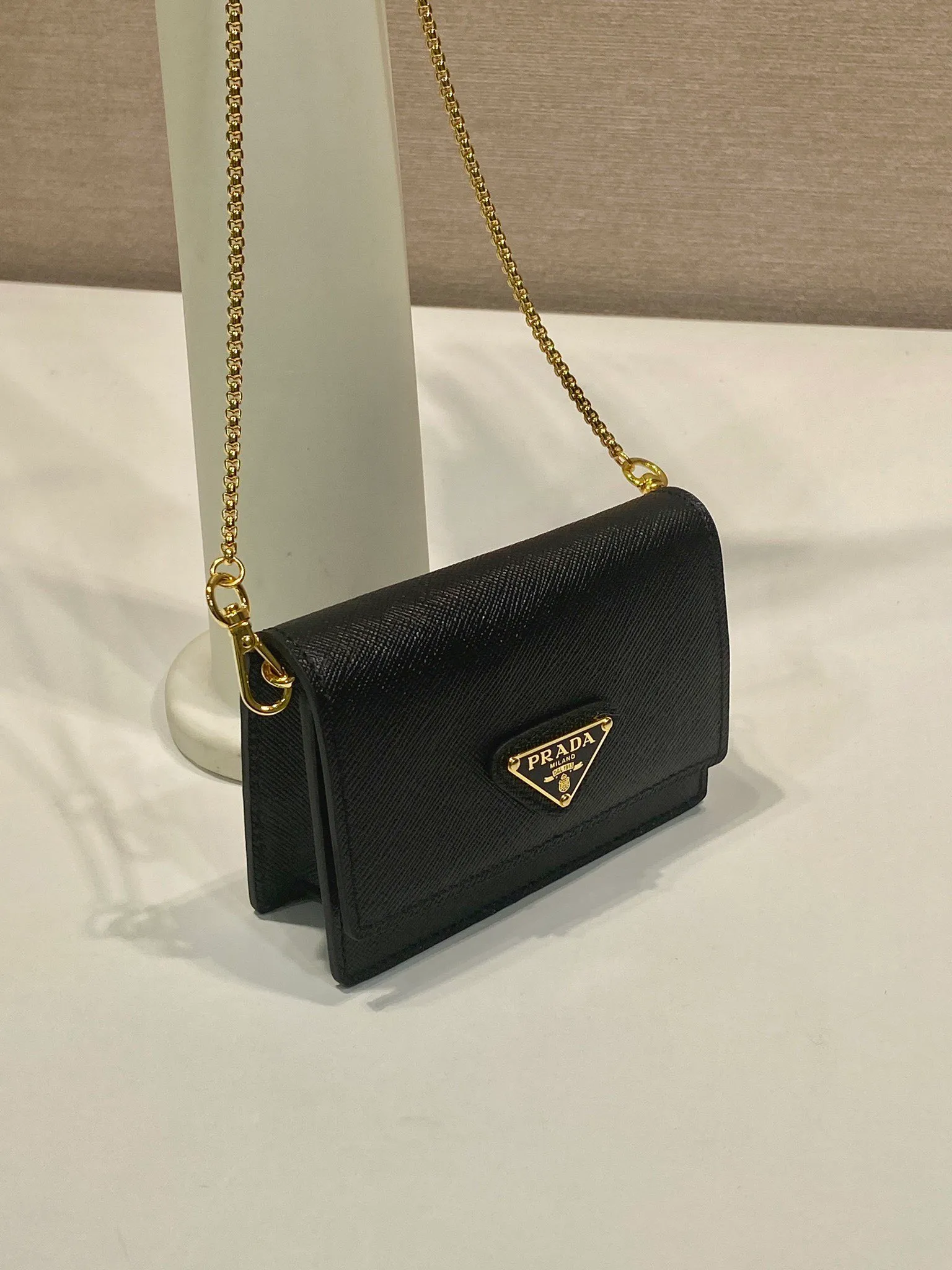 🎉Chain Card Holder🎉1MR024 Mini🎉🎉 This exquisite and versatile flip card holder is equipped with a detachable chain shoulder strap, which adds gorgeous style and is easy to carry in a variety of ways. It can also be used as a waist bag👍The metal engraved logo decorates the front material of the Saffiano leather jacket, which is fashionable and versatile. It can accommodate lipstick, keys, and cards. It’s so cute😘babies. Come in quickly😘😘 Length 11.5x height 8x base 2.5cm🎉🎉🎉💰💰💰