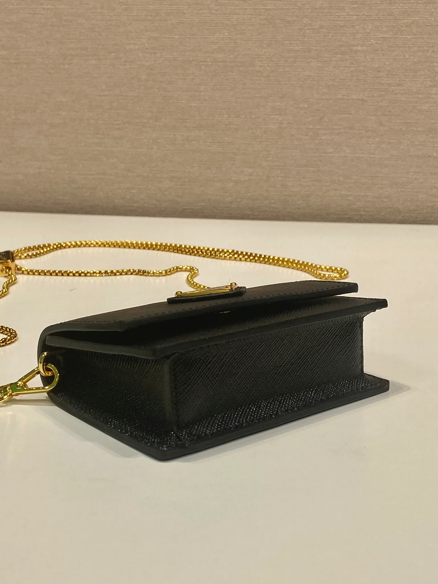 🎉Chain Card Holder🎉1MR024 Mini🎉🎉 This exquisite and versatile flip card holder is equipped with a detachable chain shoulder strap, which adds gorgeous style and is easy to carry in a variety of ways. It can also be used as a waist bag👍The metal engraved logo decorates the front material of the Saffiano leather jacket, which is fashionable and versatile. It can accommodate lipstick, keys, and cards. It’s so cute😘babies. Come in quickly😘😘 Length 11.5x height 8x base 2.5cm🎉🎉🎉💰💰💰