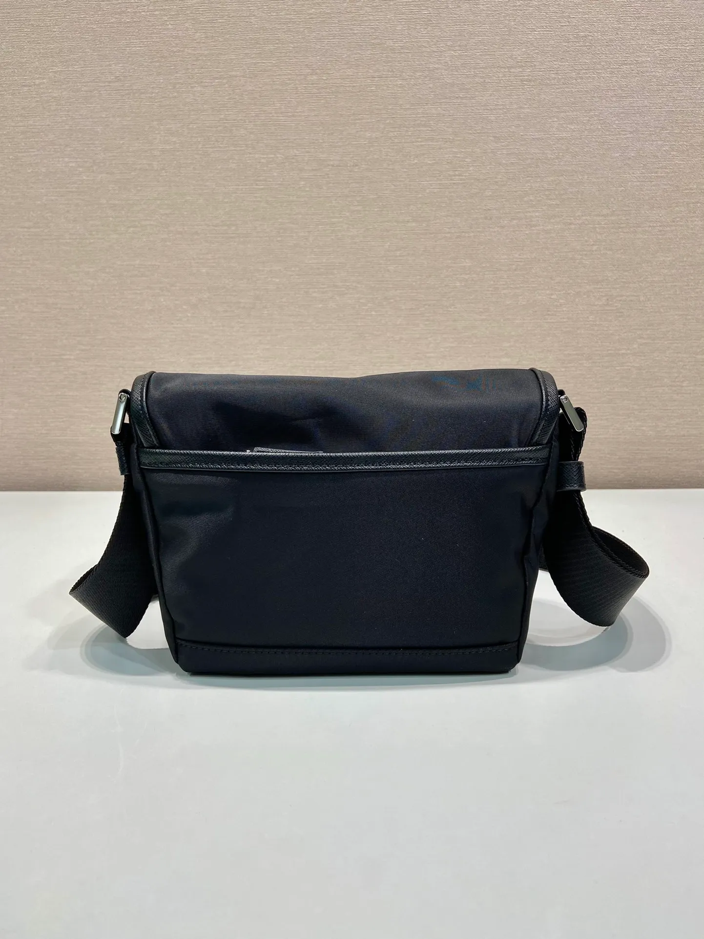 💰920🎉New messenger bag🎉2VD070 mini size🎉🎉 This mini messenger bag is made of Saffiano leather and nylon fabric. Cleverly blended to give this shoulder bag a personal touch. Exquisite and compact, with adjustable braided straps, flip closure and front buckle design, it is lightweight and fashionable, and it is a popular style that will never go out of style🎉🎉for both men and women. Hurry up and get it🎉 Length 16x Height 16x Bottom 8cm🎉🎉🎉👏👏👏